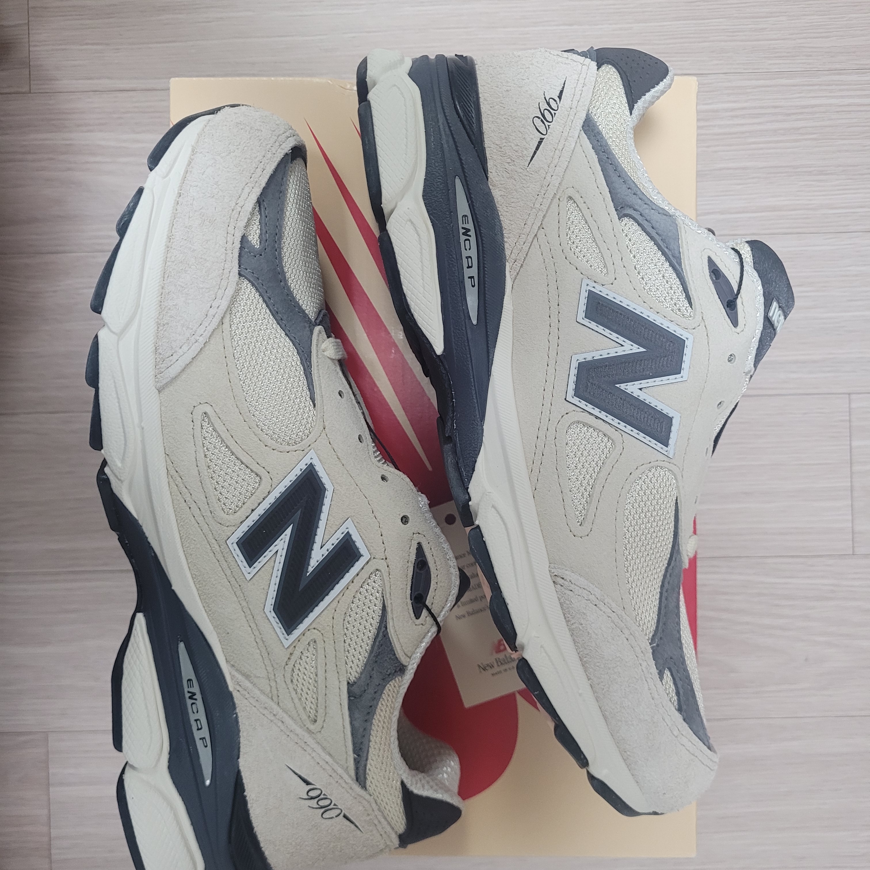 New Balance 990v3 Made in USA Moonbeam Macadamia Nut 착용 스타일