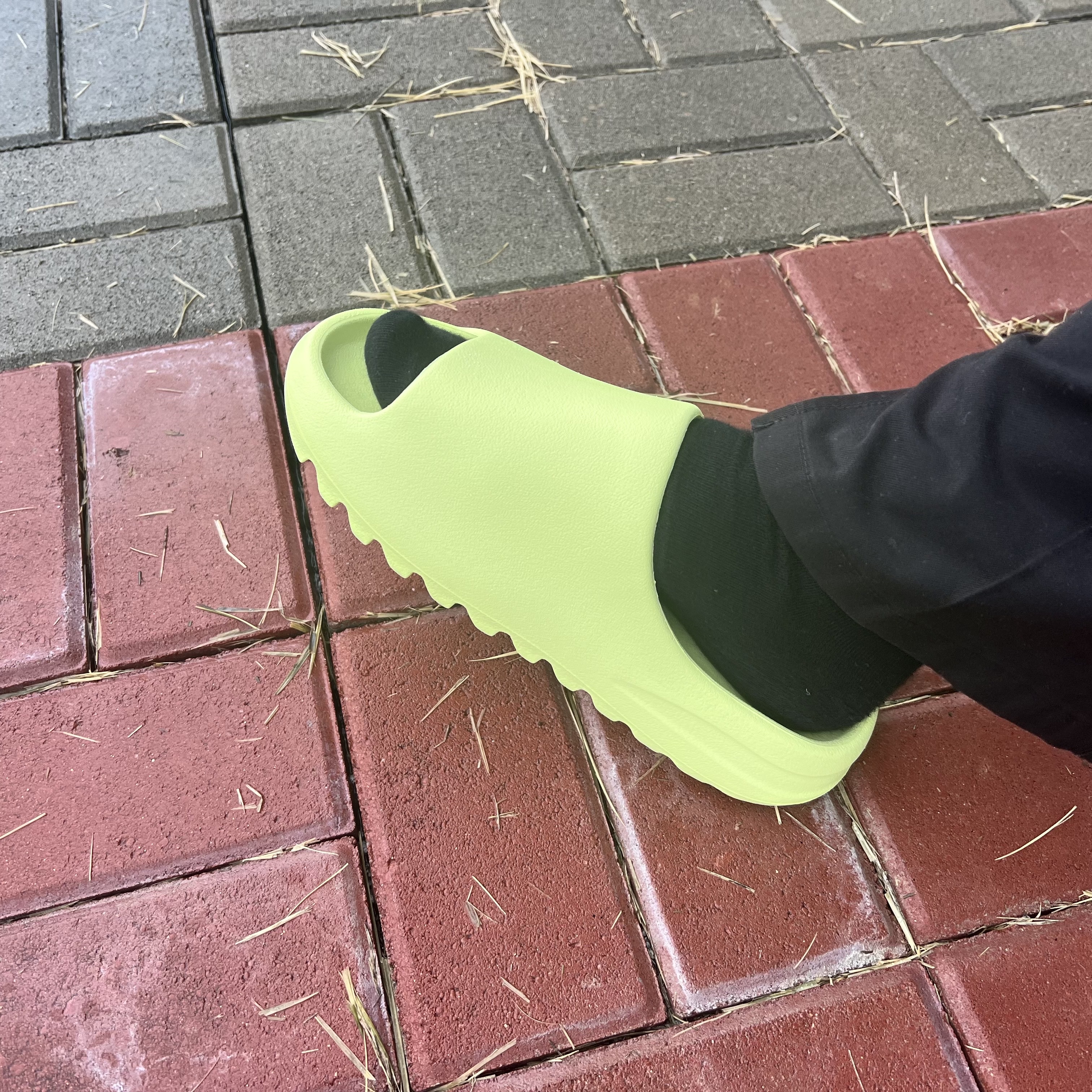 Adidas Yeezy Slide Glow Green 2022/2023 착용 스타일 - 1