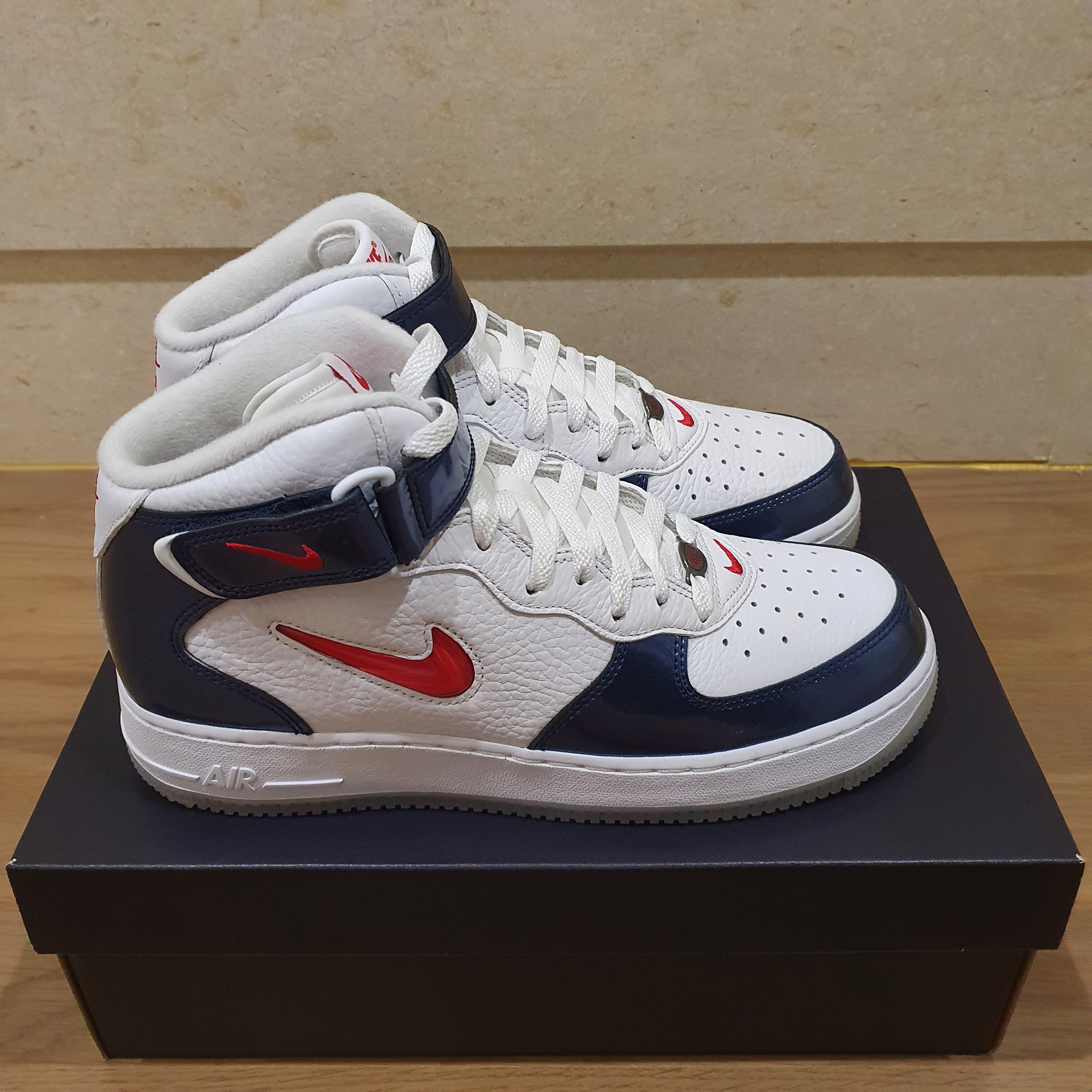Nike Air Force 1 Mid QS University Red and Midnight Navy 착용 스타일