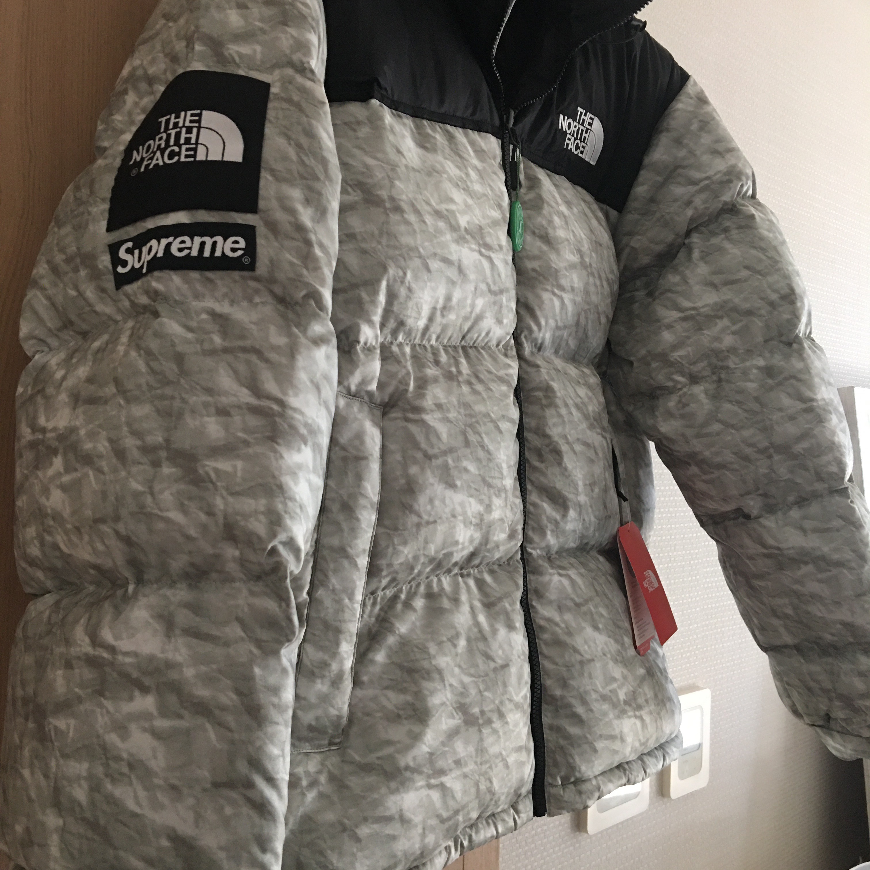 Supreme x The North Face Paper Print Nuptse Jacket - 19FW 착용 스타일 - 3