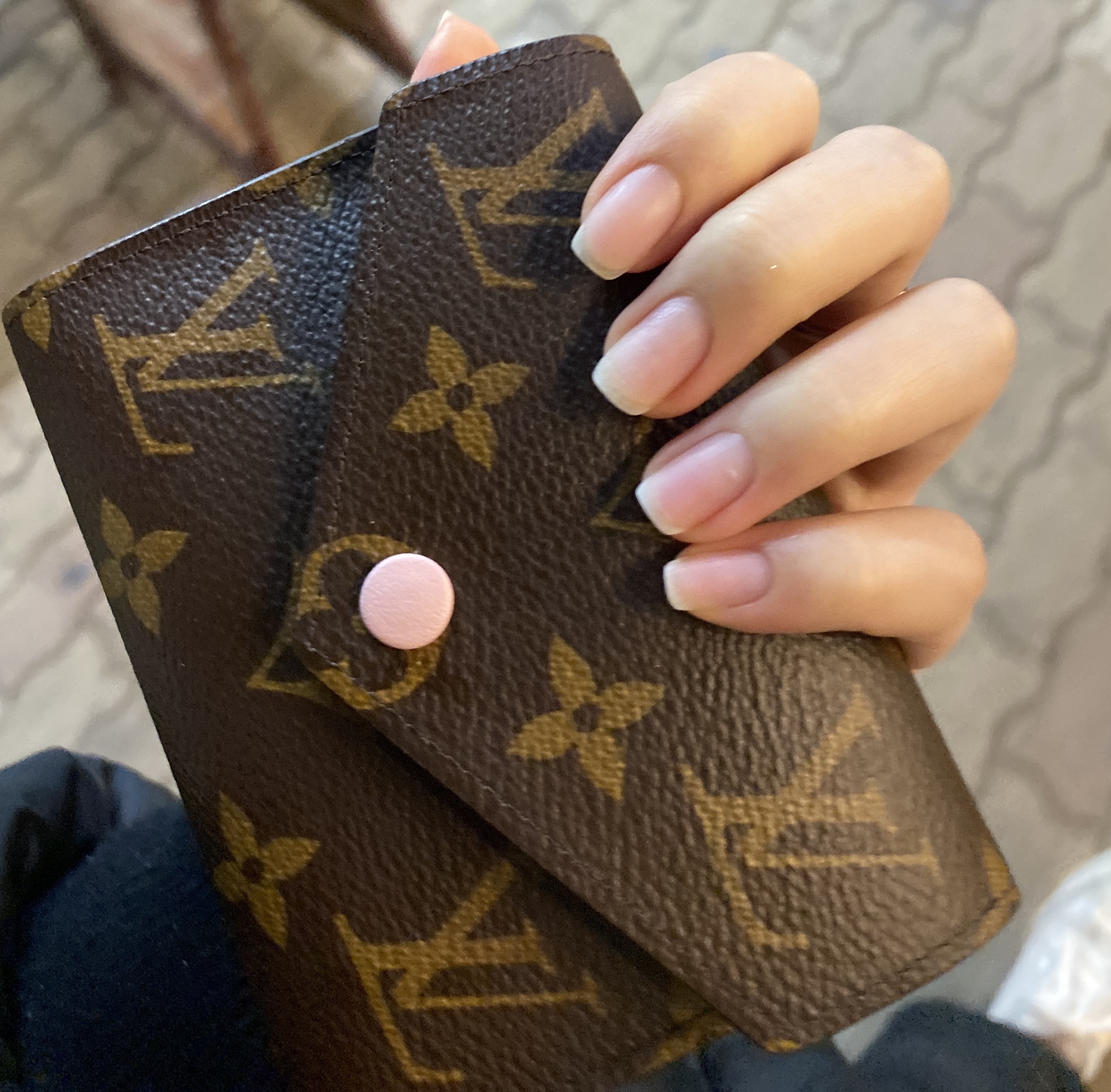 Louis Vuitton Victorine Wallet Monogram Rose Ballerine 착용 스타일