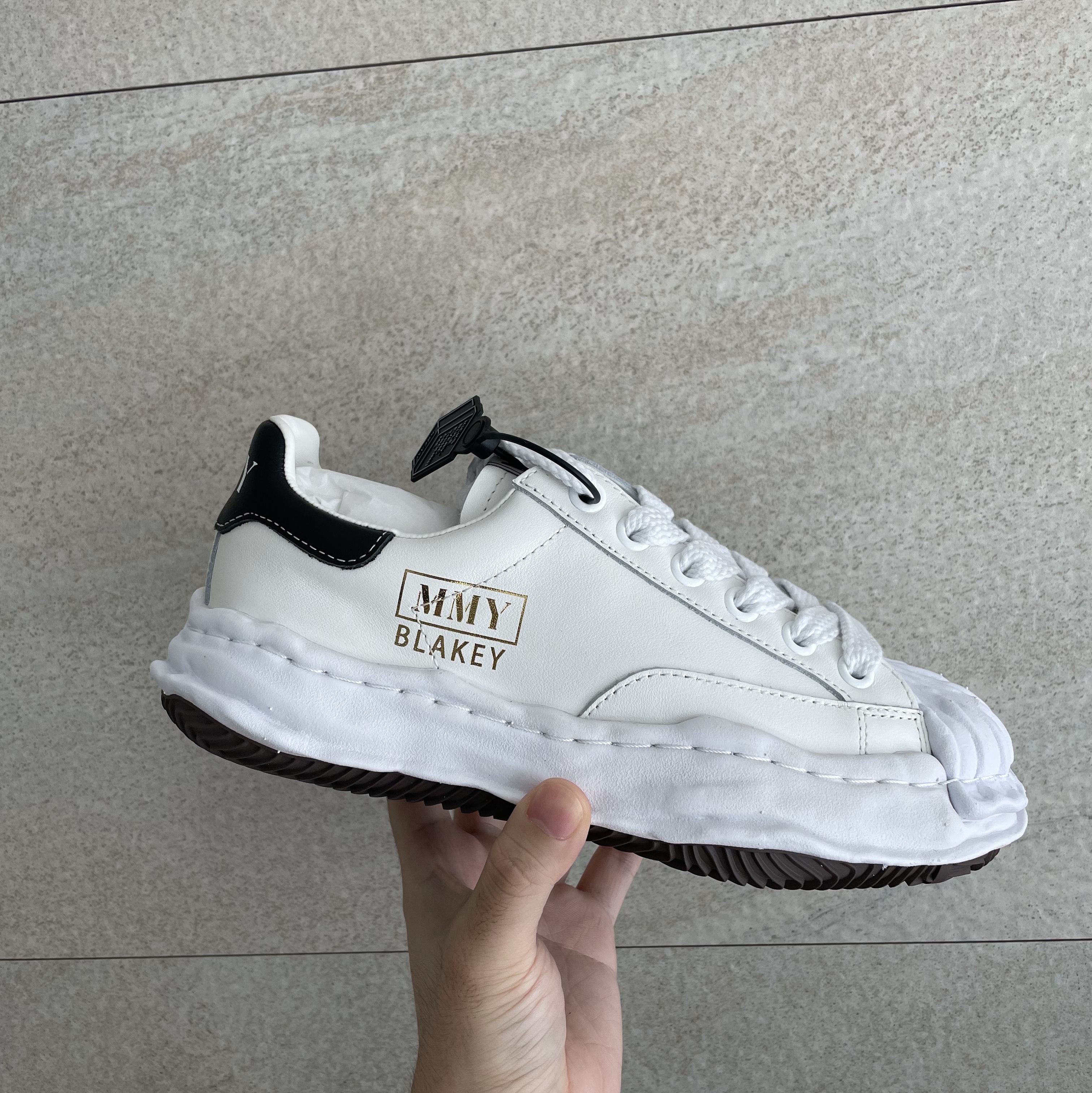 Maison Mihara Yasuhiro Blakey OG Sole Leather Low-top Sneakers White 착용 스타일