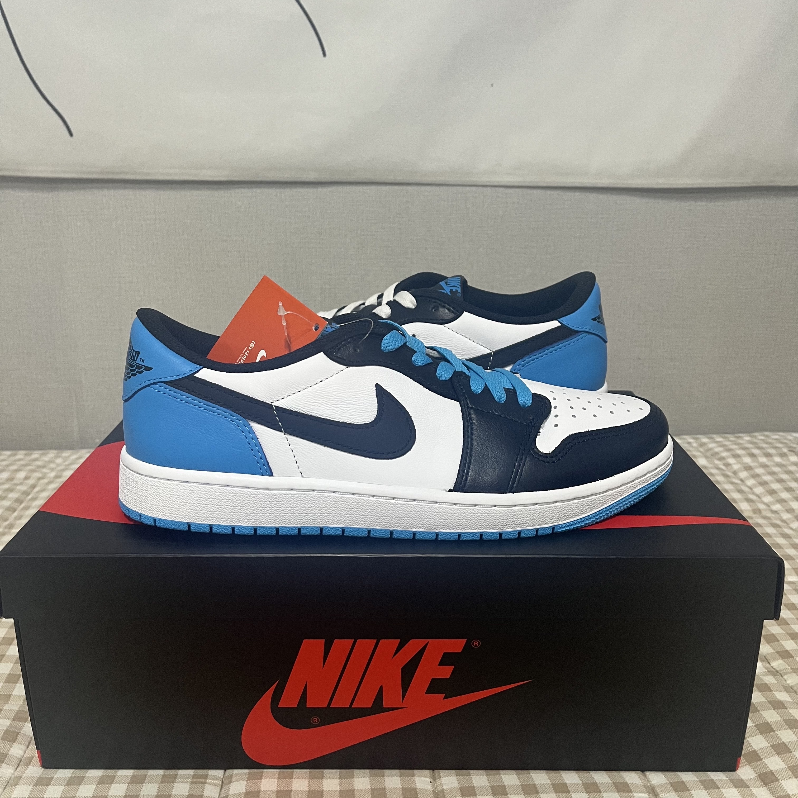 Jordan 1 Retro Low OG Black and Dark Powder Blue 착용 스타일 - 1