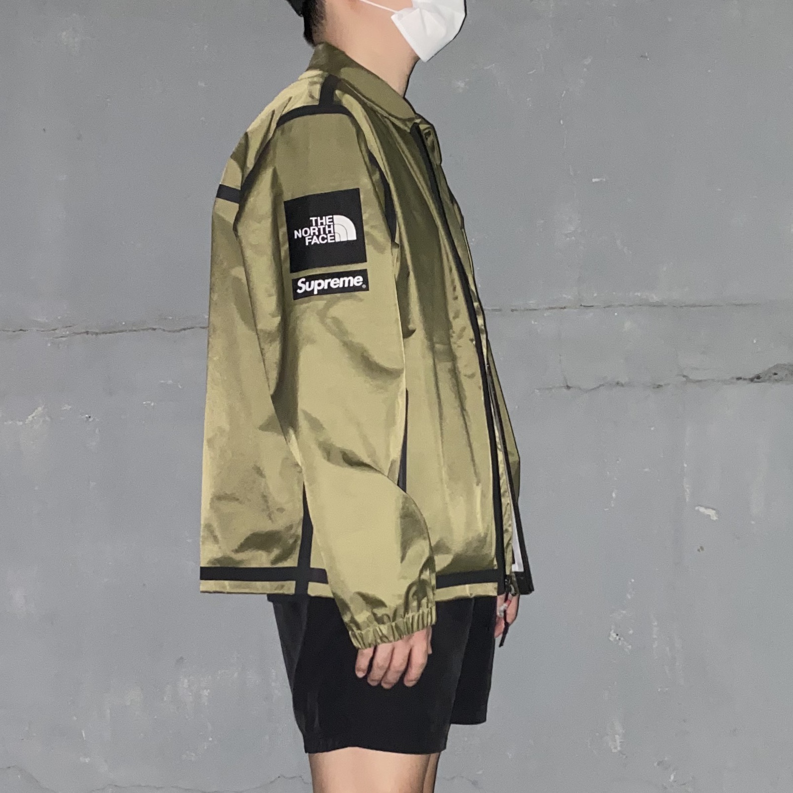 Supreme x The North Face Summit Series Outer Tape Seam Coaches Jacket Olive - 21SS 착용 스타일