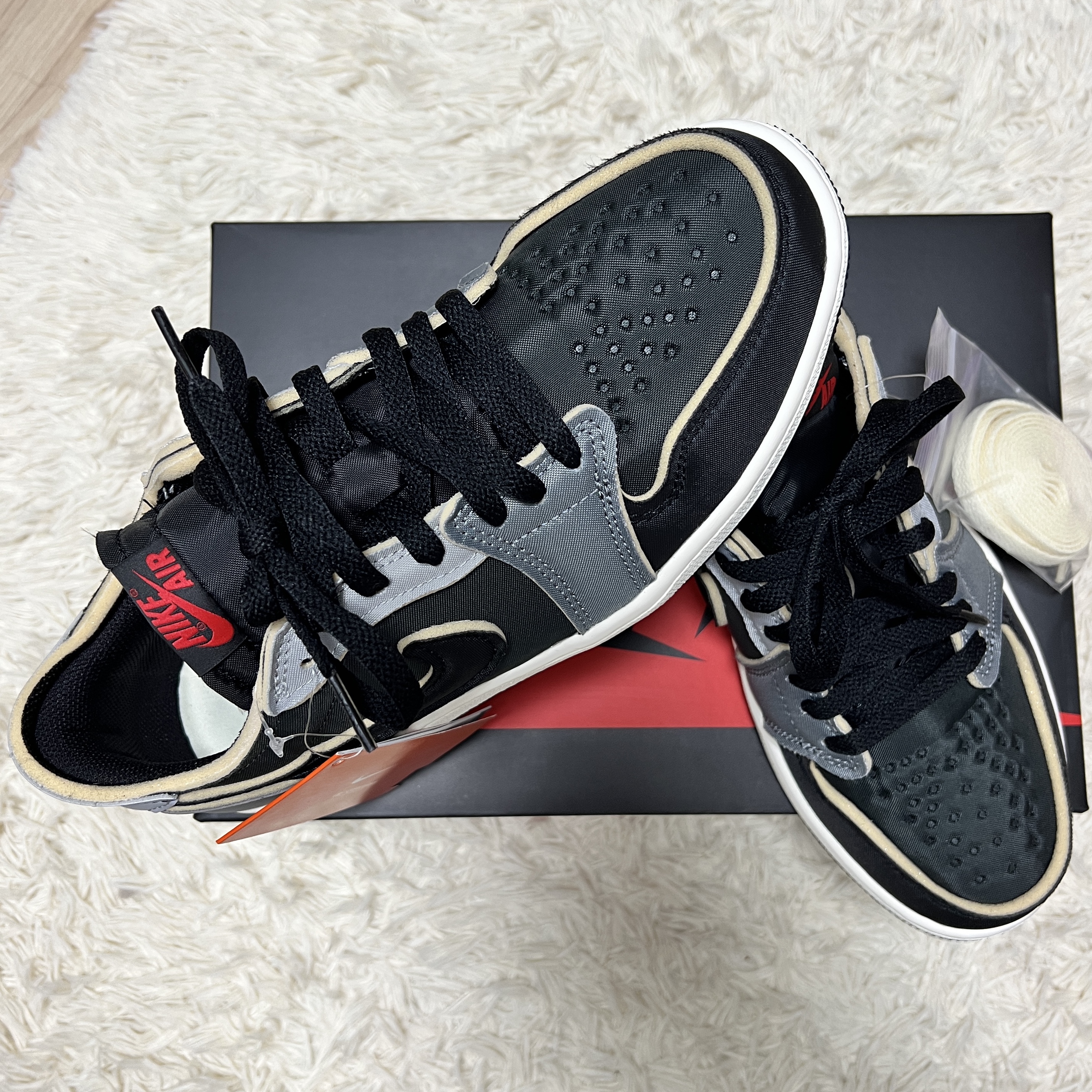 Jordan 1 Retro Low OG EX Black and Smoke Grey 착용 스타일 - 3