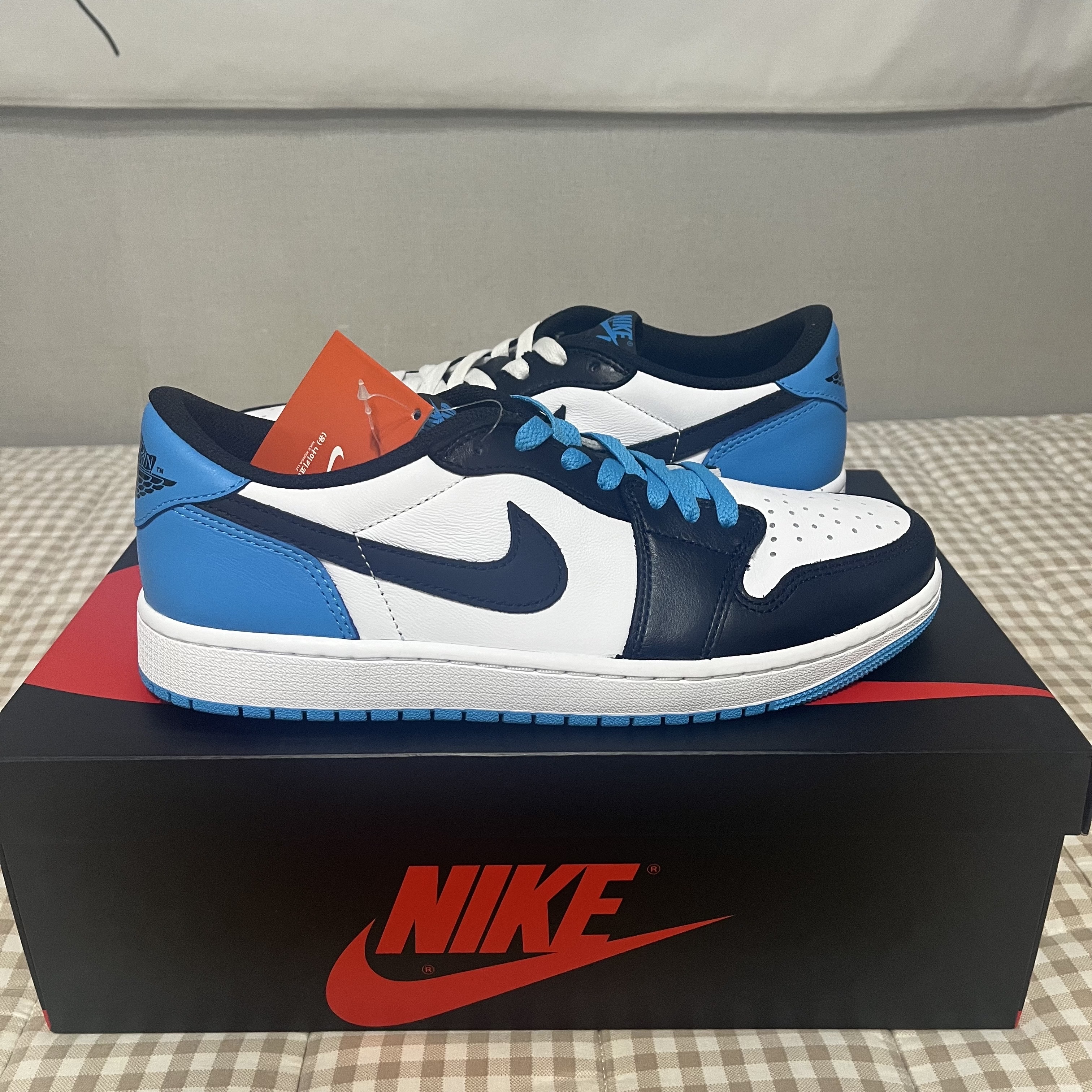 Jordan 1 Retro Low OG Black and Dark Powder Blue 착용 스타일 - 2
