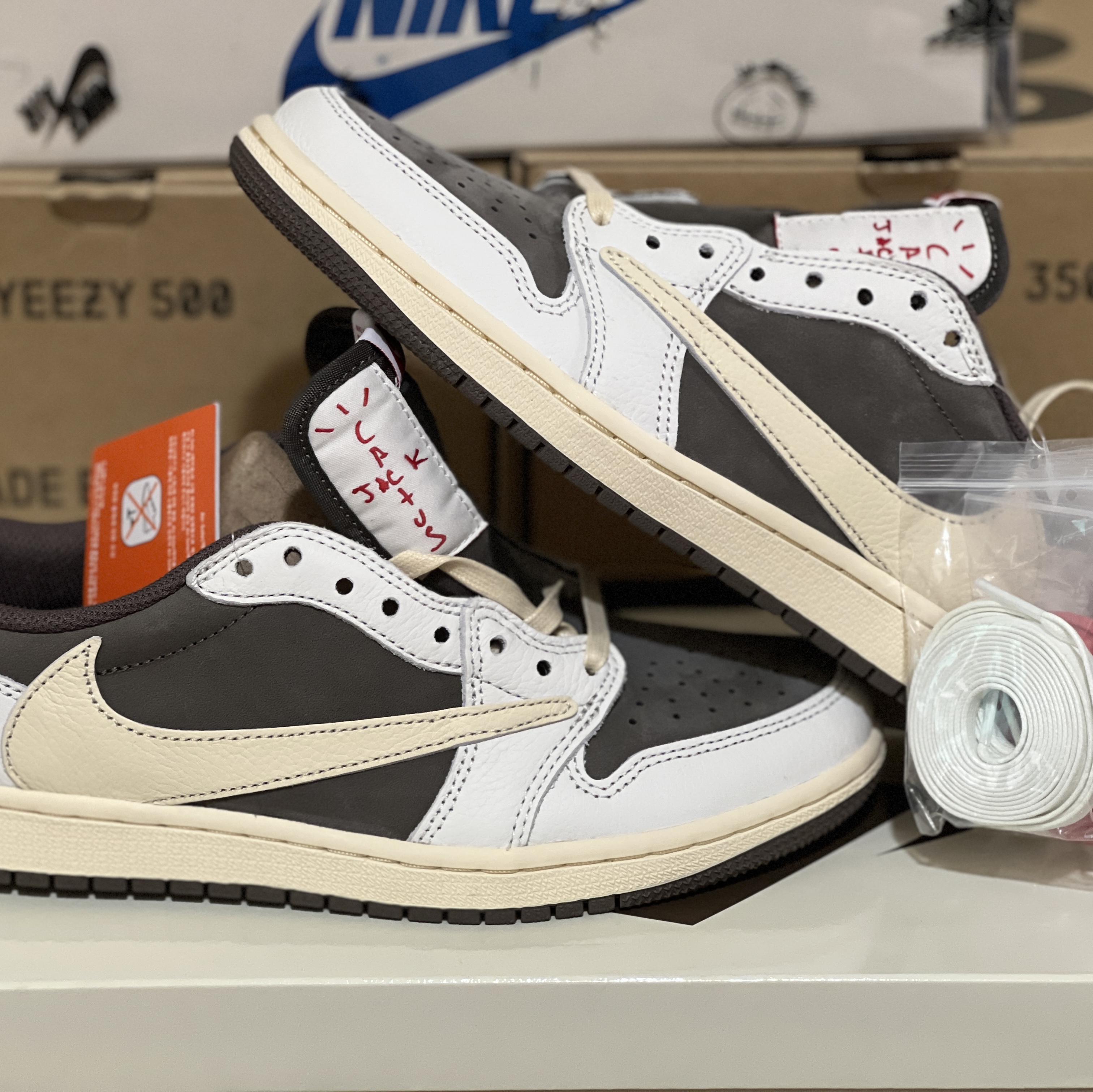 Jordan 1 x Travis Scott Retro Low OG SP Sail and Ridgerock 착용 스타일