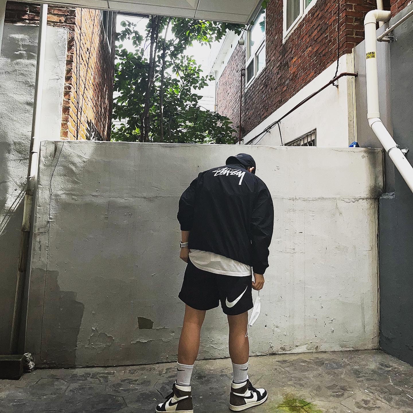 Nike x Stussy Windrunner Jacket Off Noir, Nike x Stussy Water Shorts Off Noir 착용 스타일 - 2