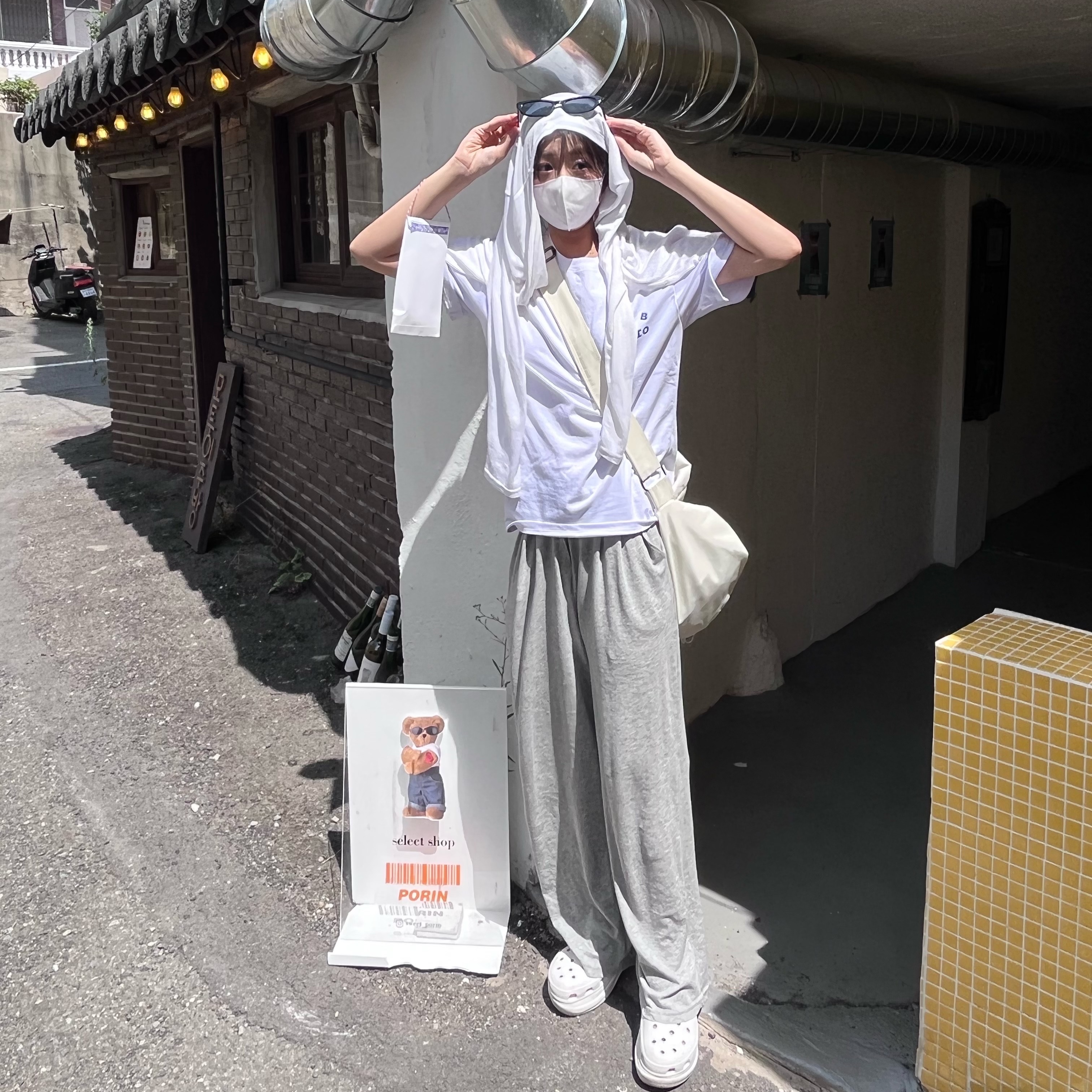 IAB Studio T-Shirt White Navy - 22FW 착용 스타일 - 1