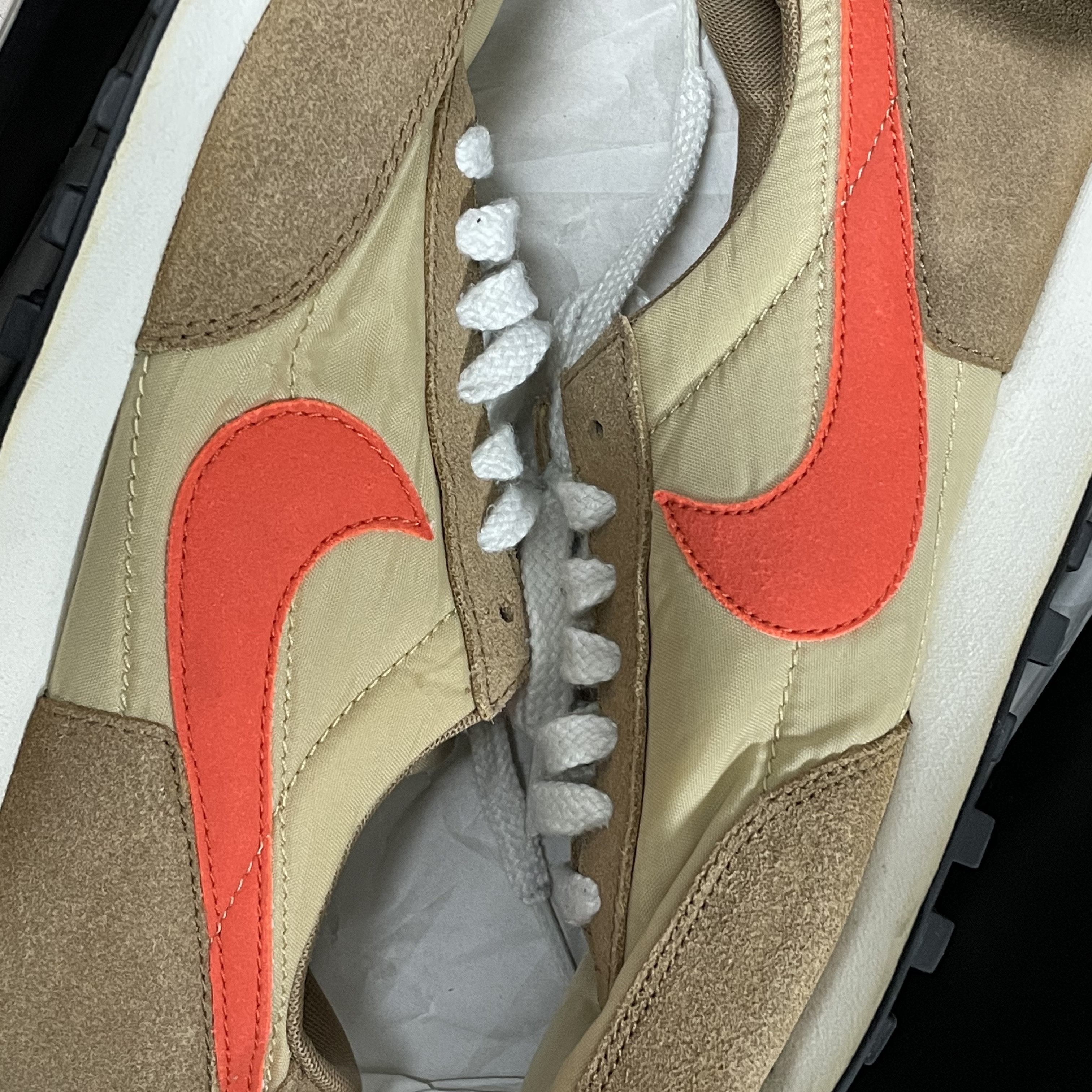 Nike Daybreak SP Vegas Gold College Orange 착용 스타일