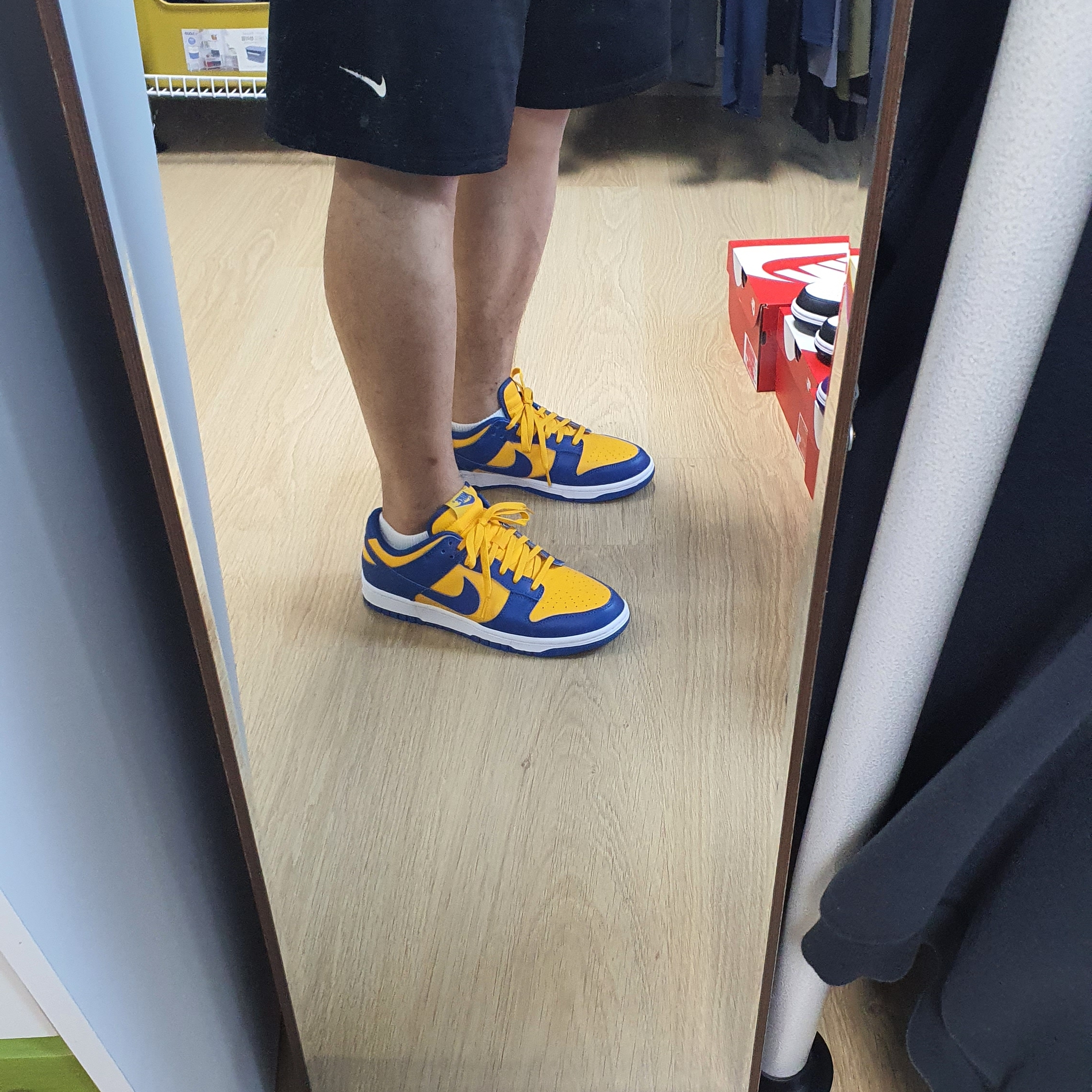 Nike Dunk Low Retro Blue Jay and University Gold 착용 스타일 - 1