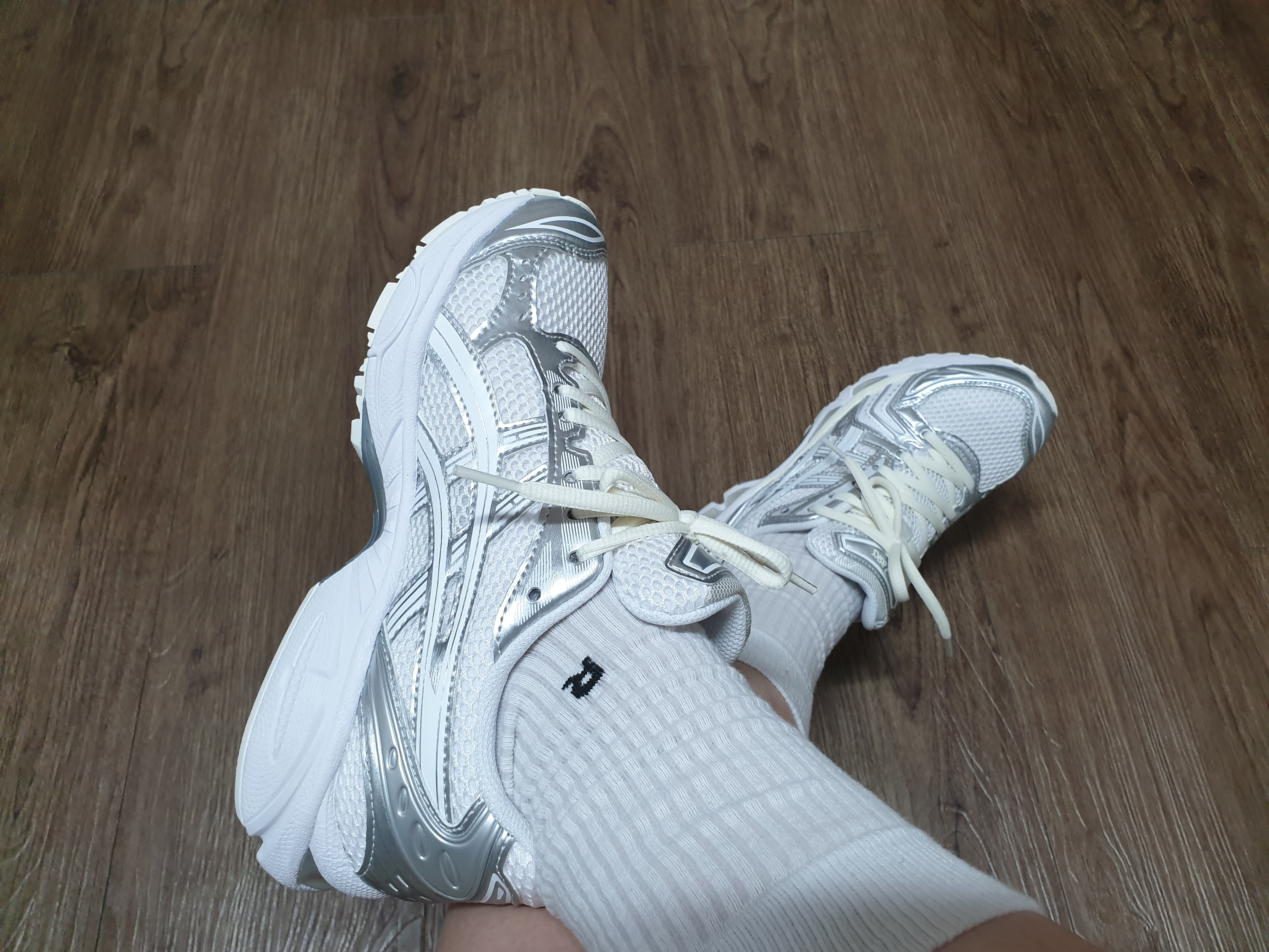 Asics x JJJJound Gel-Kayano 14 Silver White 착용 스타일 - 2
