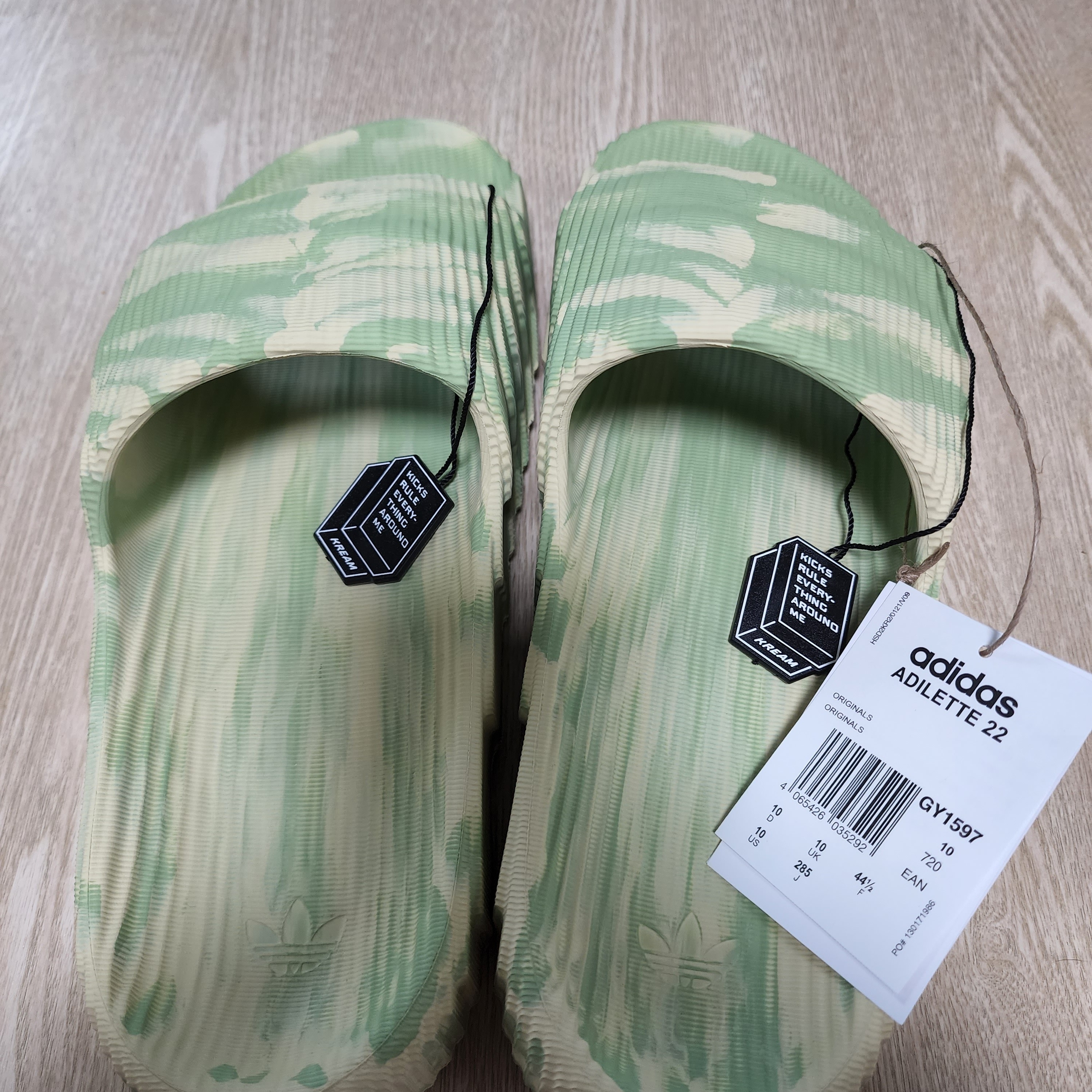 Adidas Adilette 22 Magic Lime Desert Sand, Adidas Adilette 22 Carbon Aluminium 착용 스타일 - 2