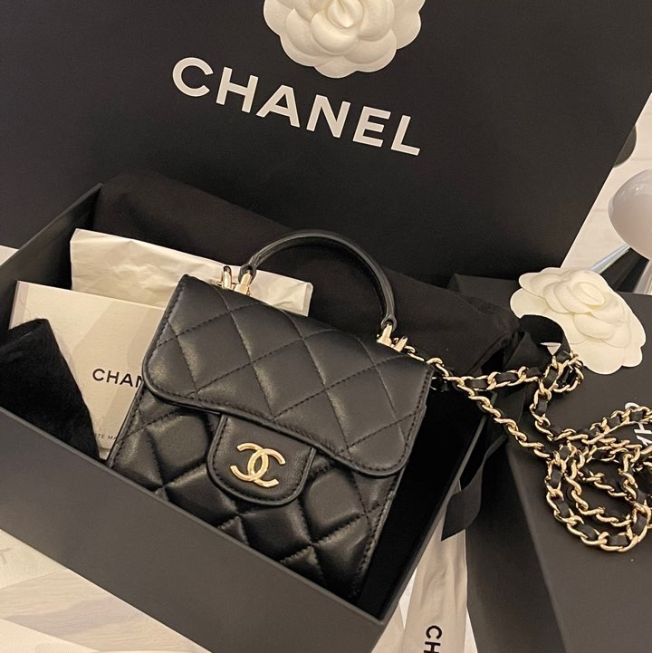Chanel Flap Coin Purse with Chain Lambskin & Gold Black 착용 스타일 - 1