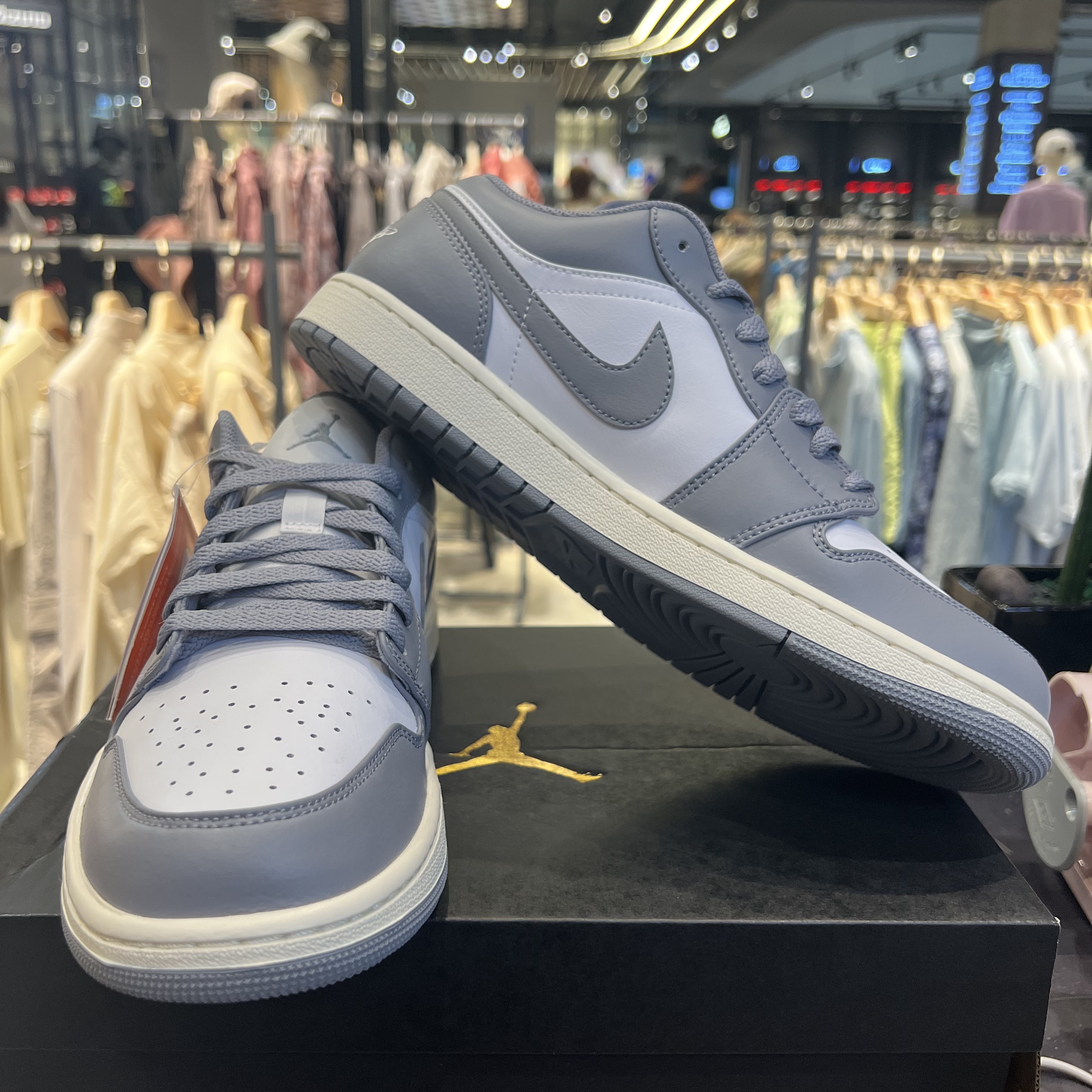 Jordan 1 Low Stealth and White 착용 스타일