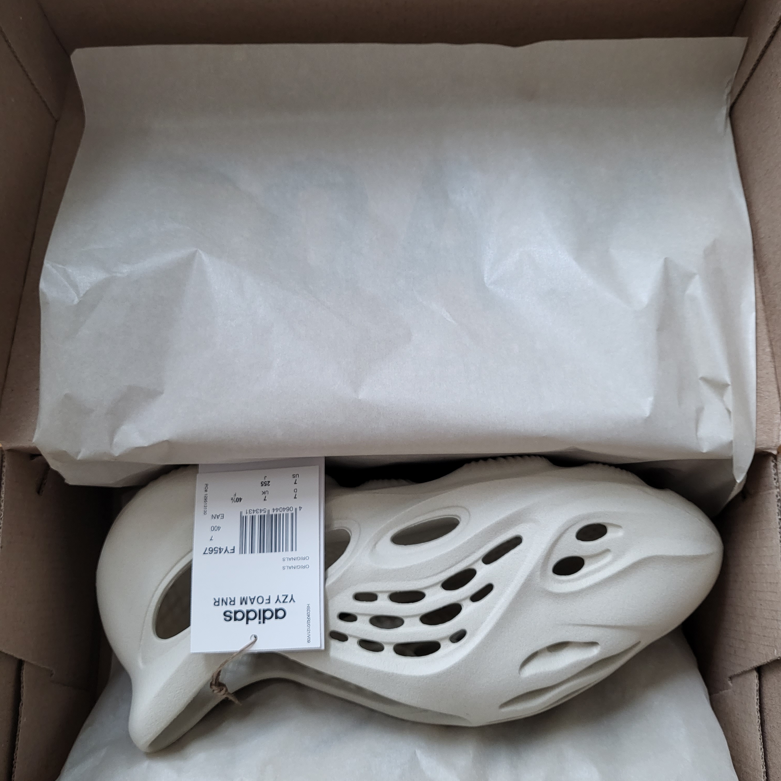 Adidas Yeezy Foam RNNR Sand 착용 스타일