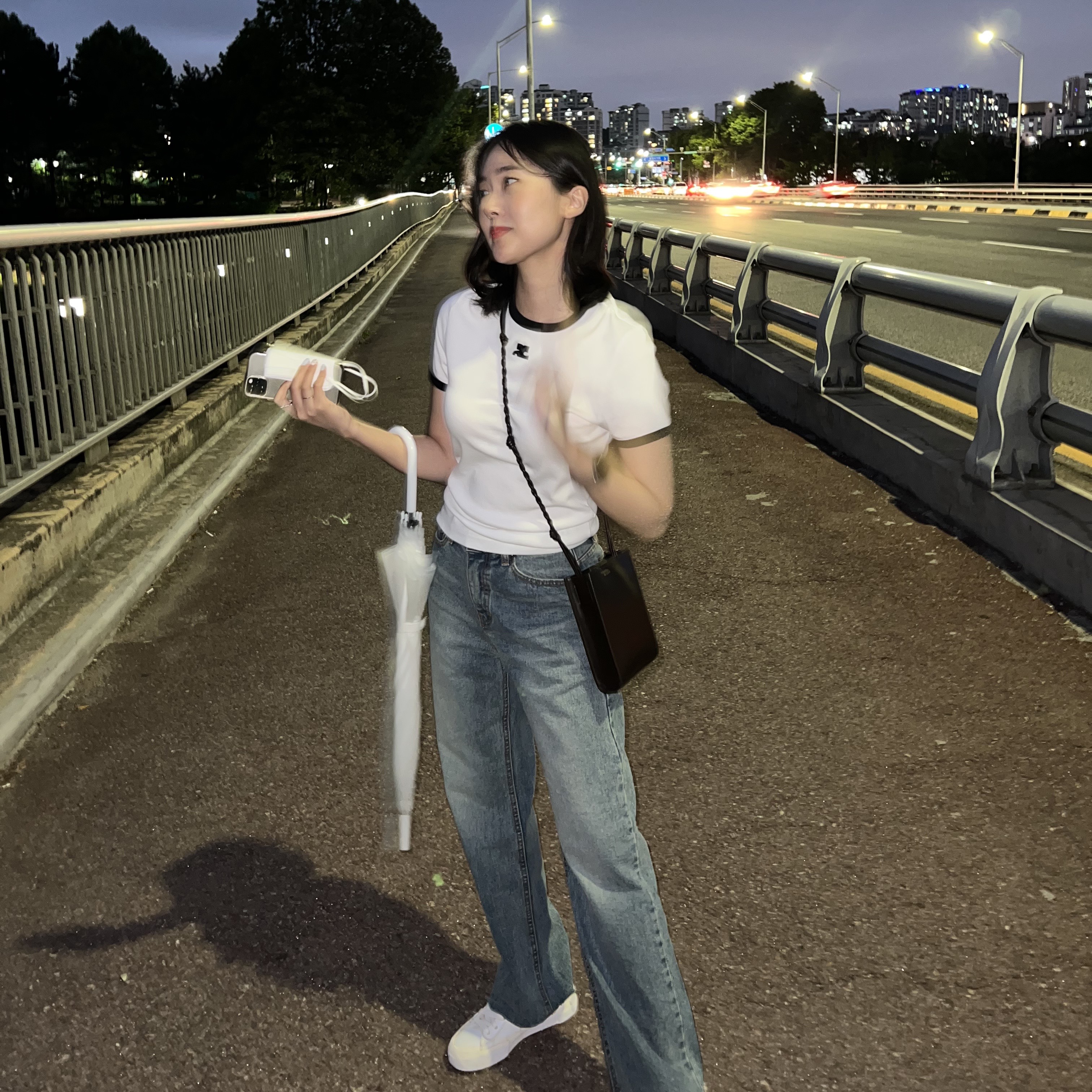 Nike x Sacai Blazer Low White Patent Leather, Jil Sander Tangle Small Dark Brown 착용 스타일 - 1