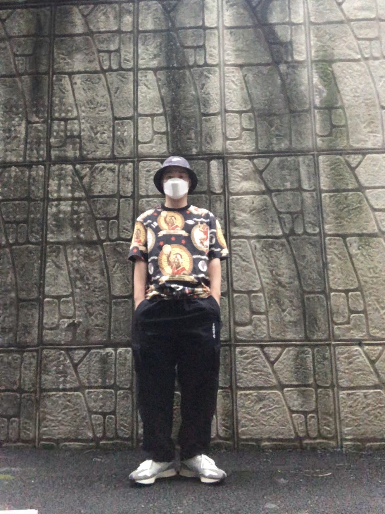 Nike Bucket Futura Tie-Dye Black, Jordan x Maison Chateau Rouge T-Shirt Black Sail Orange - Asia 착용 스타일