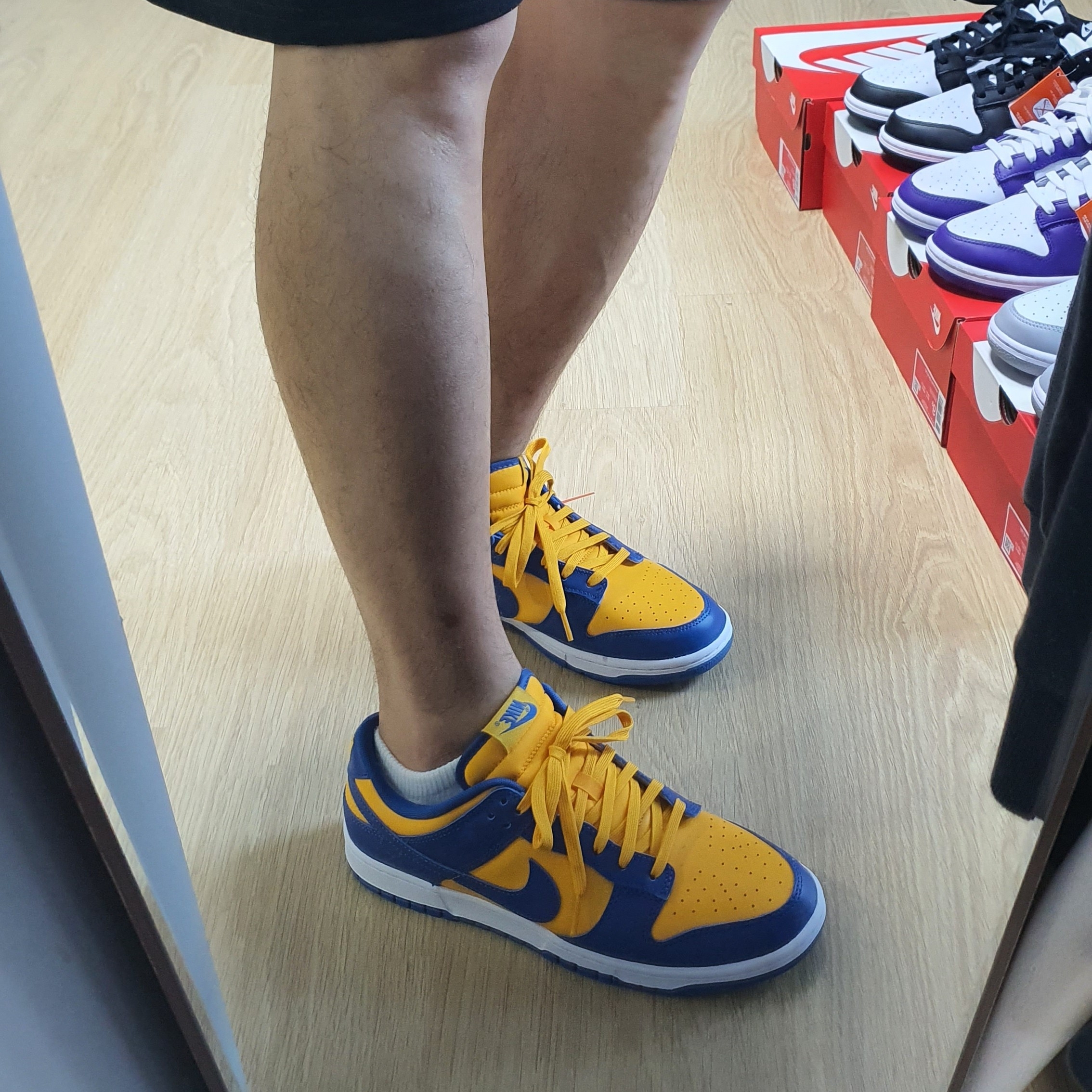 Nike Dunk Low Retro Blue Jay and University Gold 착용 스타일 - 2