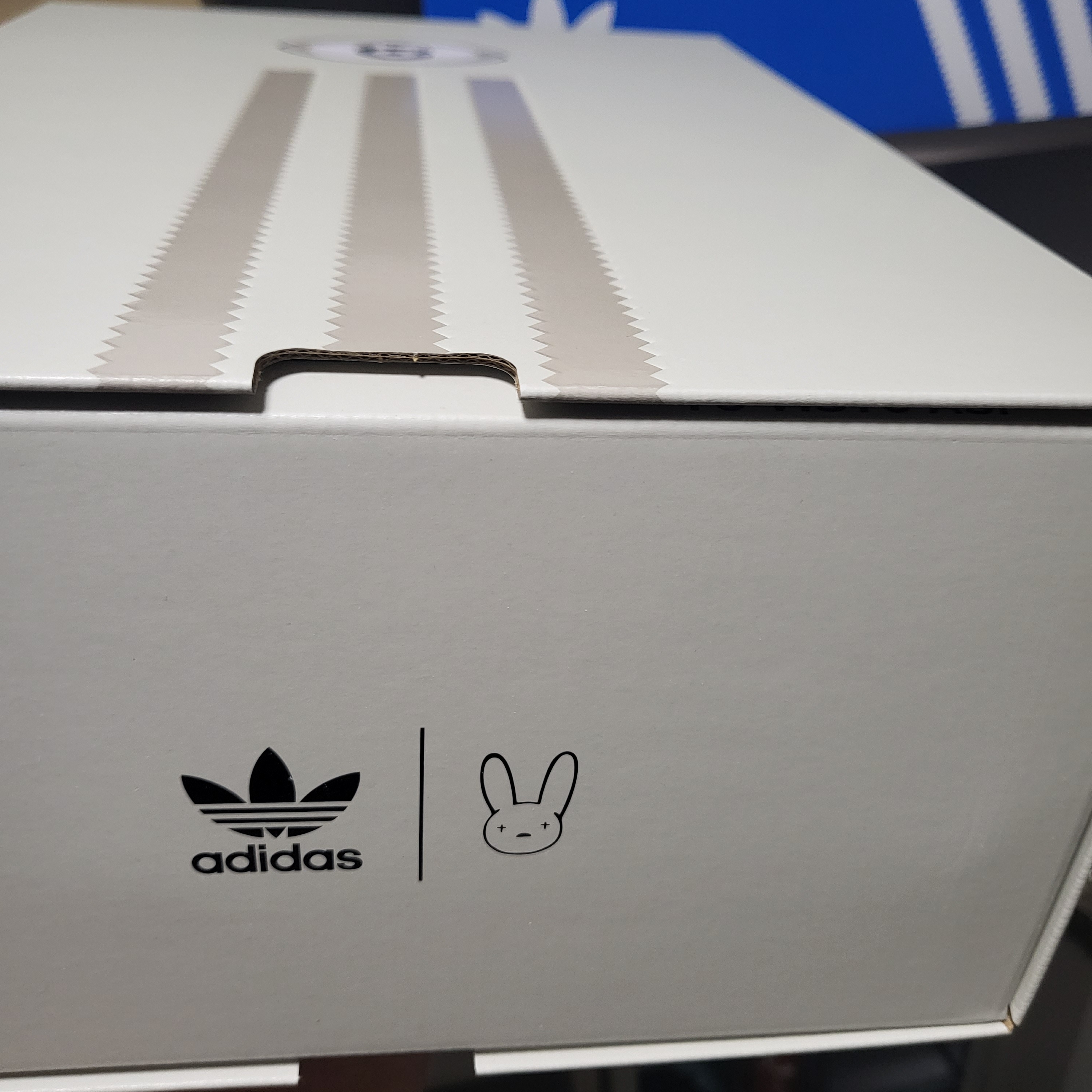 Adidas x Bad Bunny Forum Low Blue Tint 착용 스타일 - 2