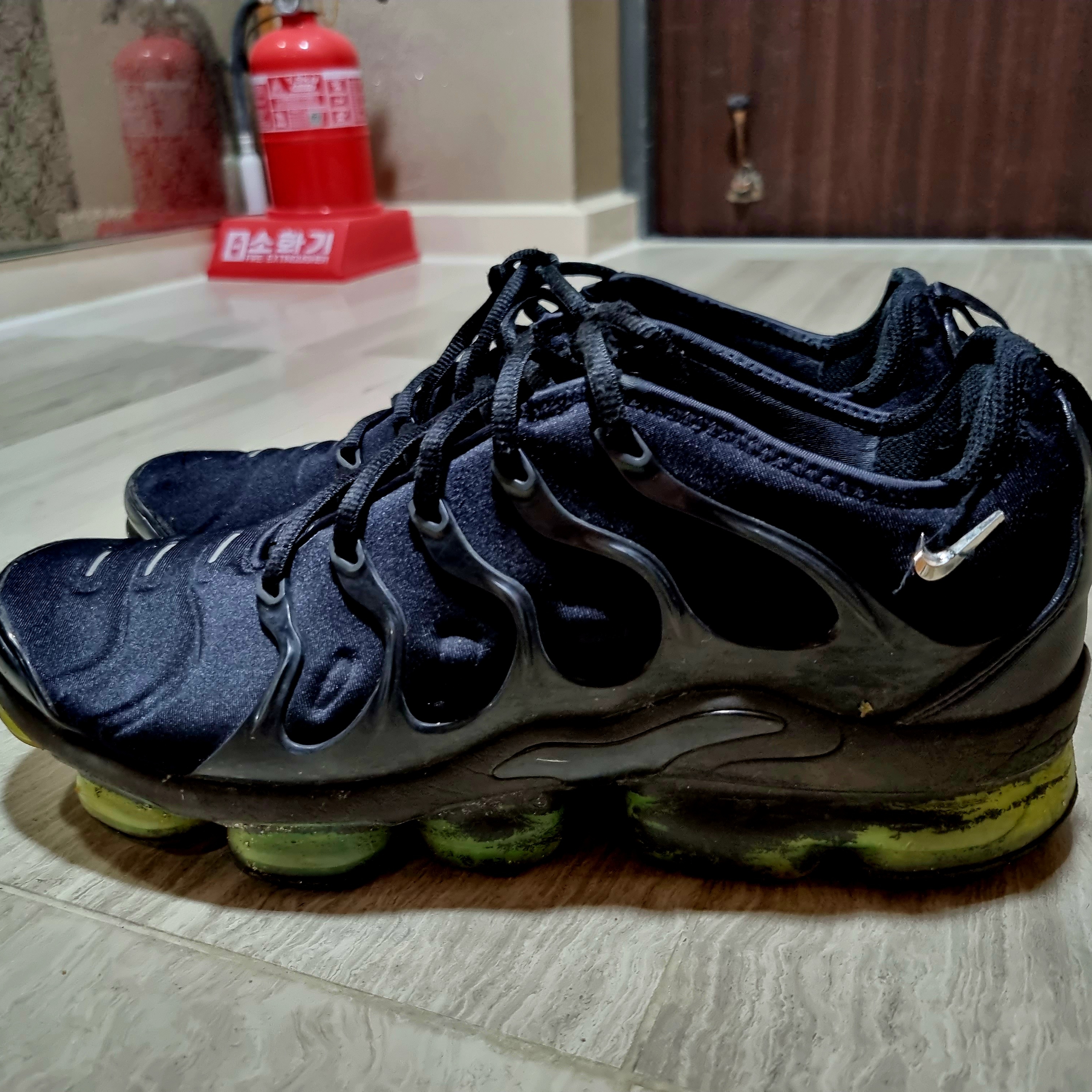 Nike Air VaporMax Plus Black Volt 착용 스타일