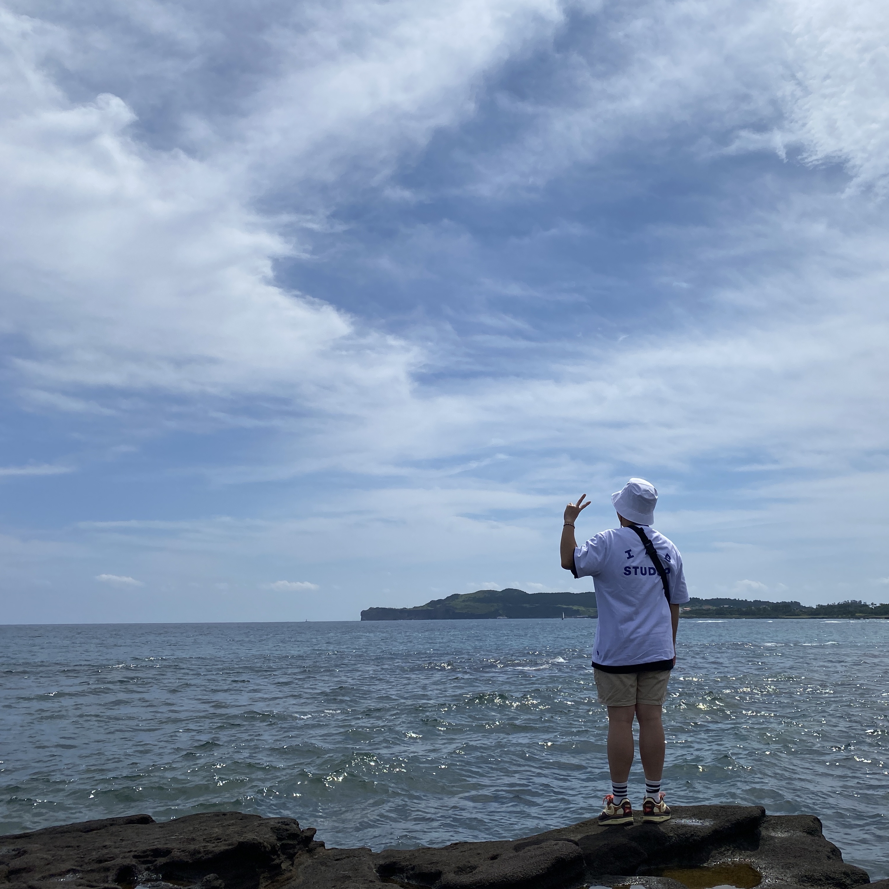 IAB Studio T-Shirt White Navy - 22FW, Nike x Travis Scott Air Max 1 Cact.us Brown 착용 스타일 - 2