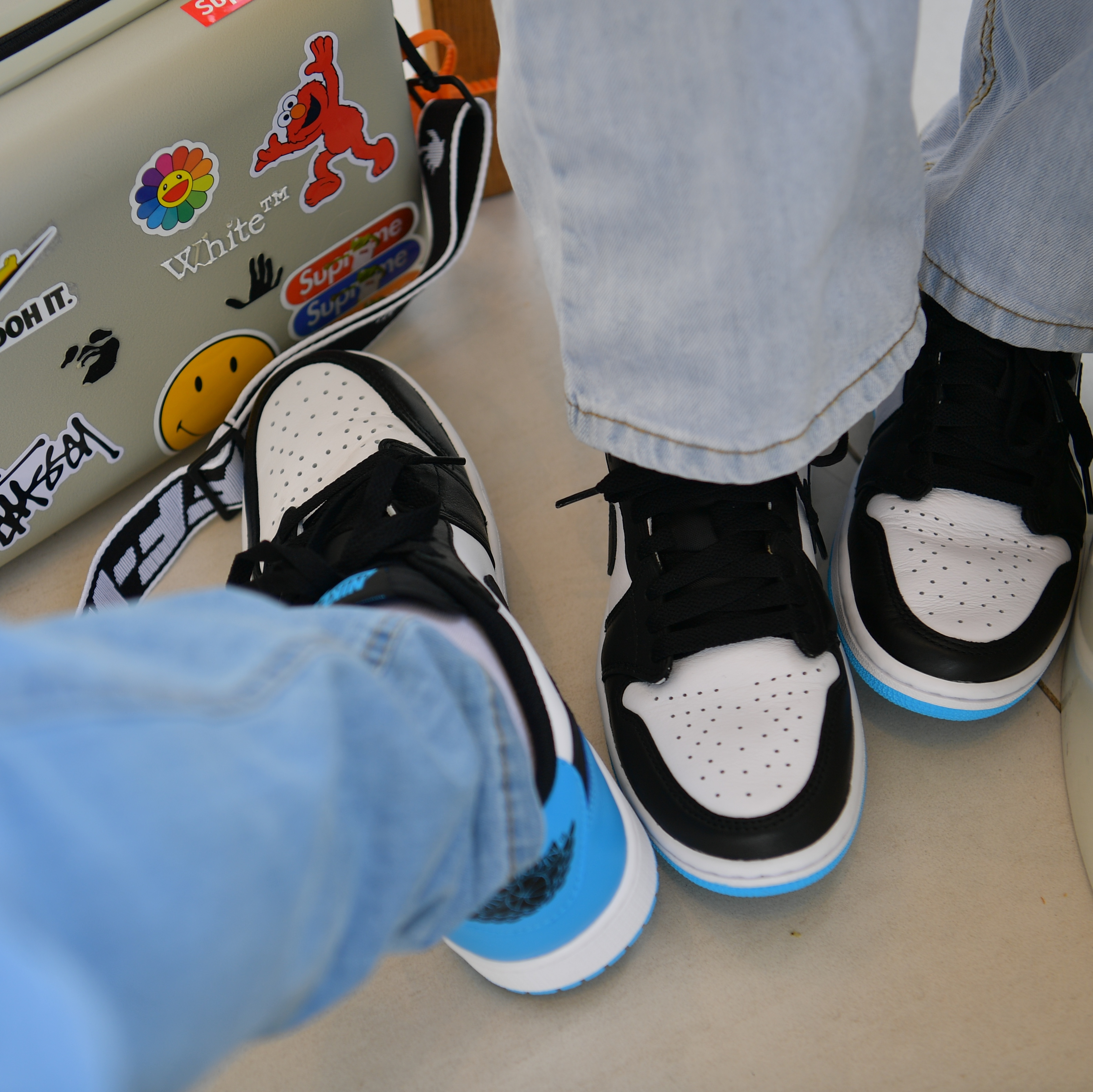 Jordan 1 Retro Low OG Black and Dark Powder Blue, Off-White x Amore Pacific Protection Box (Without Cosmetics) 착용 스타일 - 2