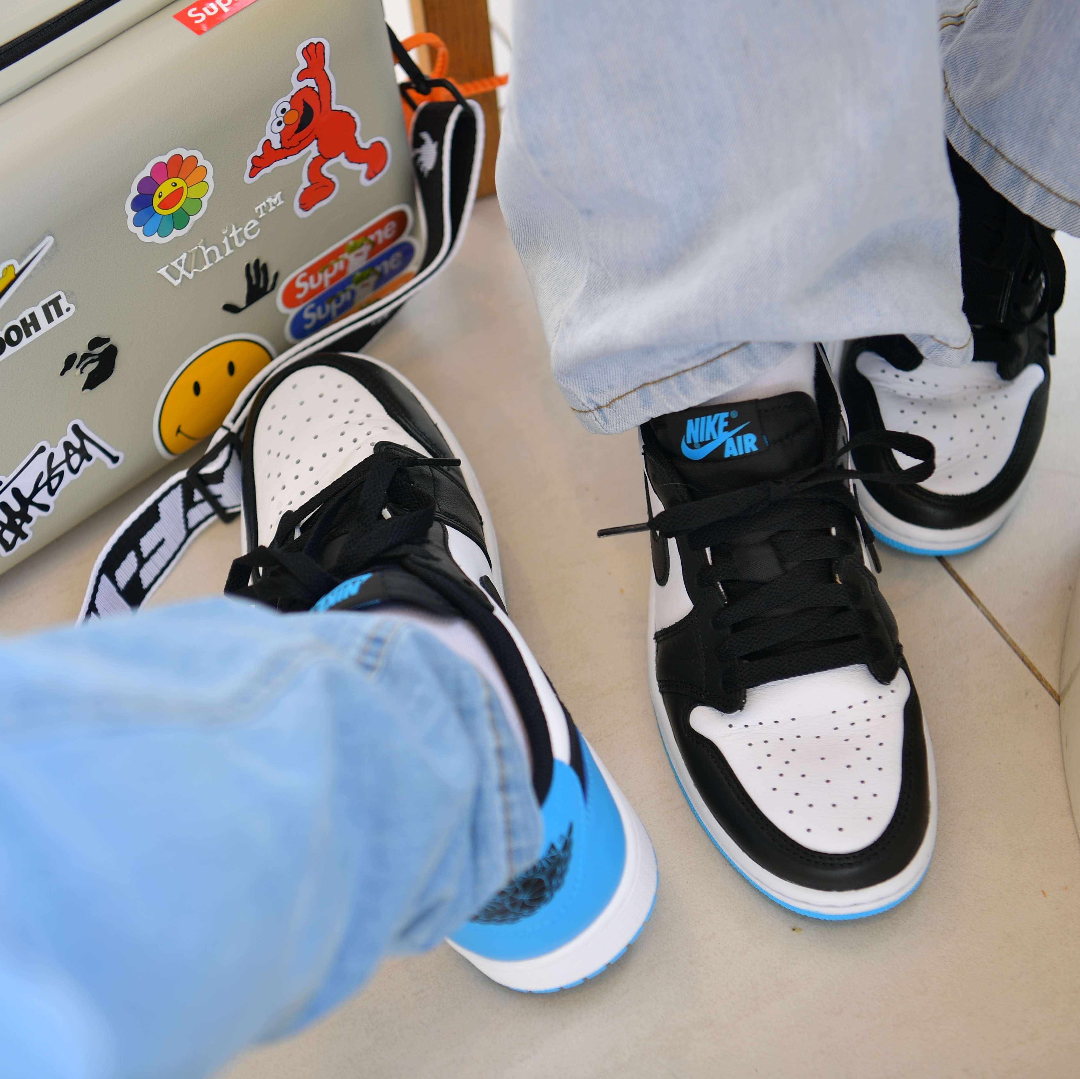 Jordan 1 Retro Low OG Black and Dark Powder Blue, Off-White x Amore Pacific Protection Box (Without Cosmetics) 착용 스타일 - 1