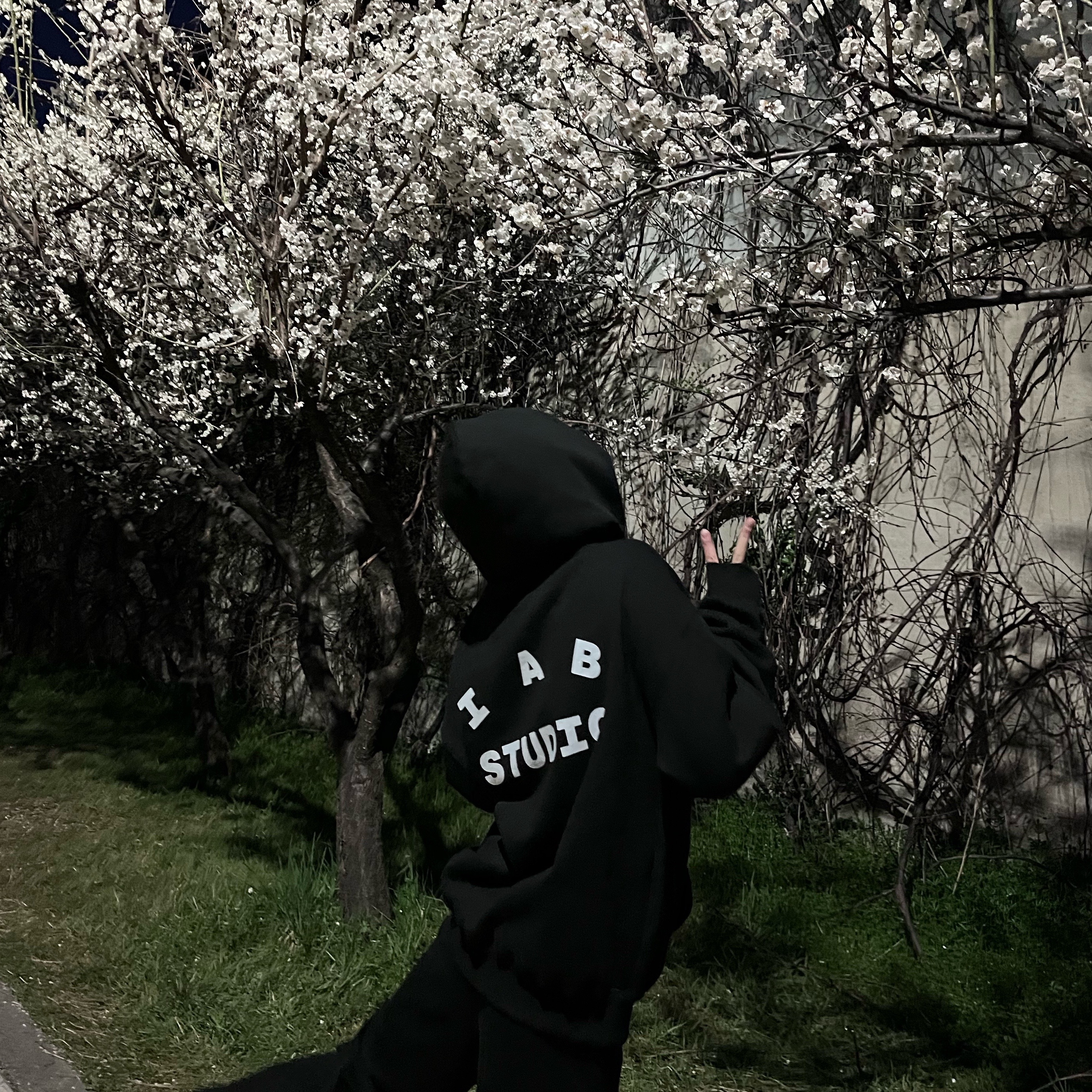 IAB Studio Hoodie Black White 착용 스타일 - 2