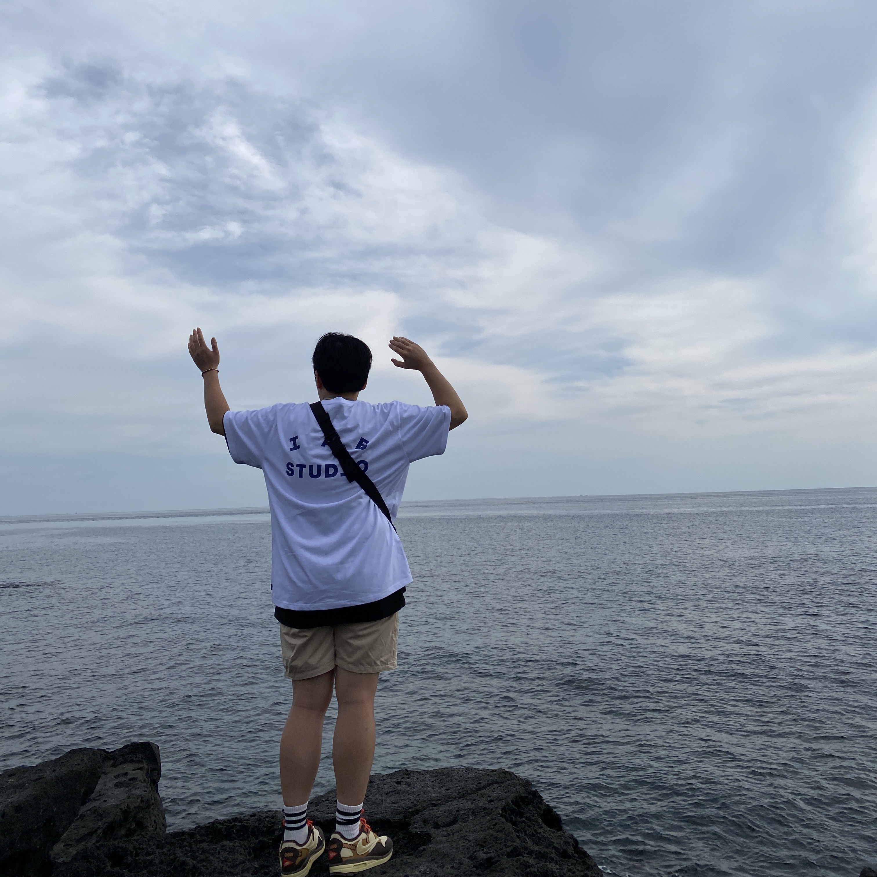 IAB Studio T-Shirt White Navy - 22FW, Nike x Travis Scott Air Max 1 Cact.us Brown 착용 스타일 - 1