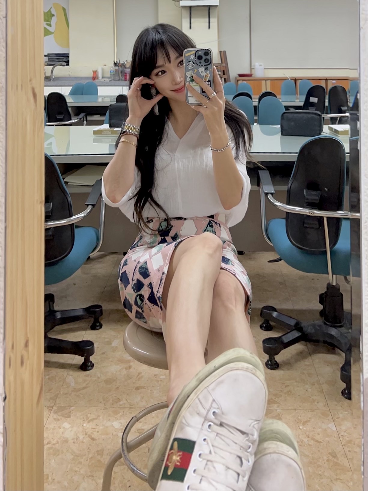 Gucci Ace Embroidered Bee, Casetify x Starbucks Icon Impact iPhone Case Clear 착용 스타일 - 3