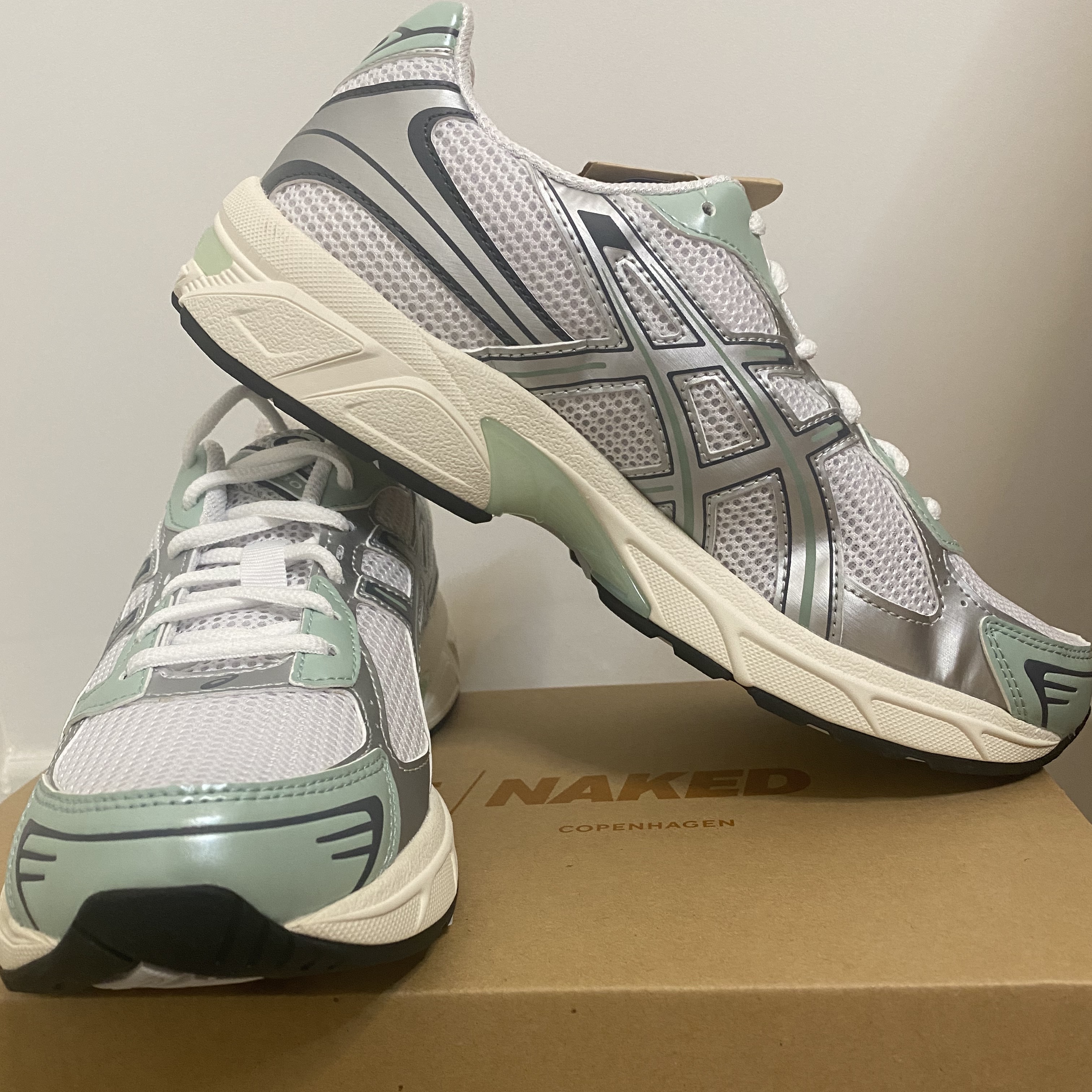 Asics x Naked Gel-1130 White Pure Silver 착용 스타일 - 2