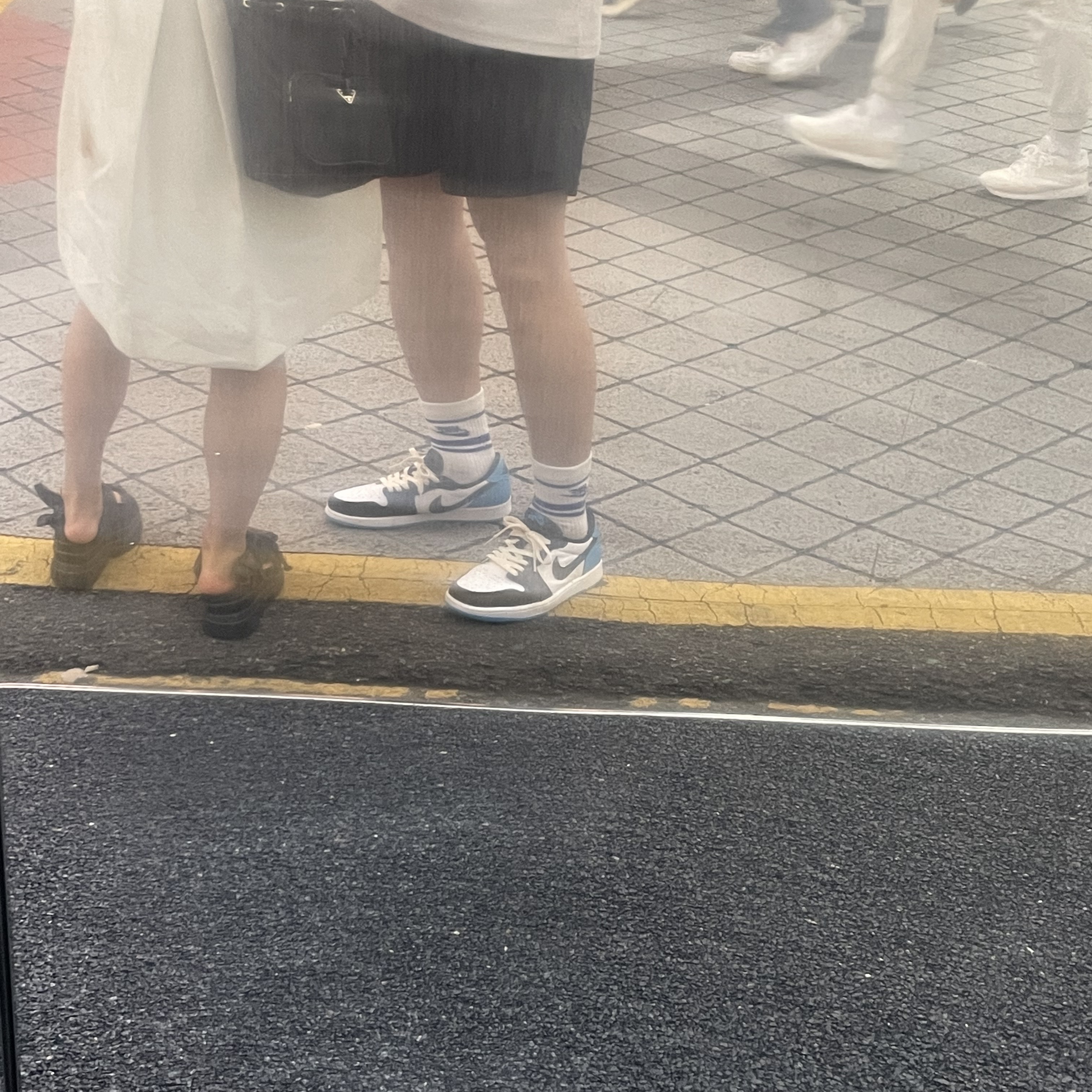 Jordan 1 Retro Low OG Black and Dark Powder Blue 착용 스타일 - 3