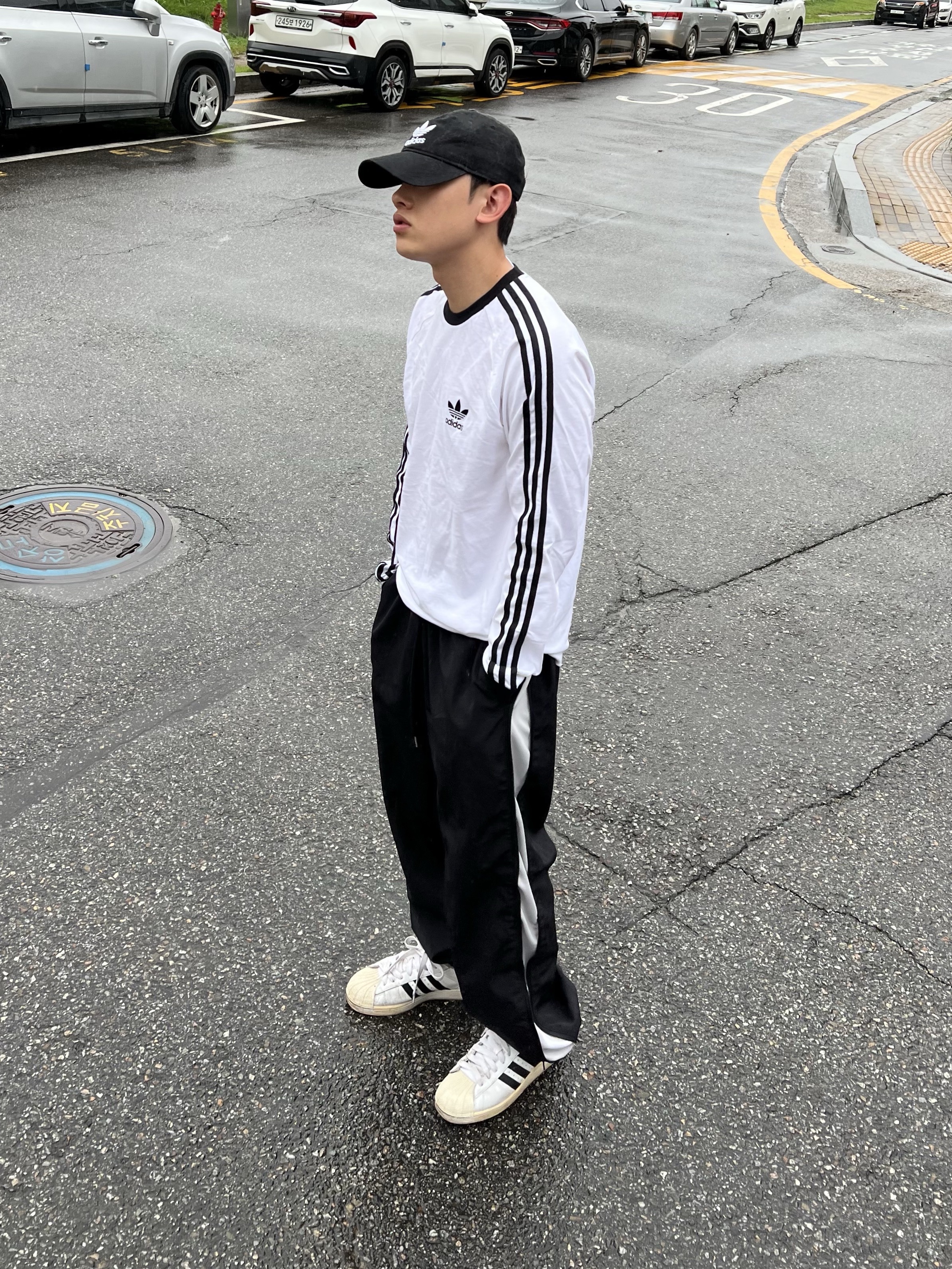 Adidas Superstar Premium White Black 착용 스타일 - 2