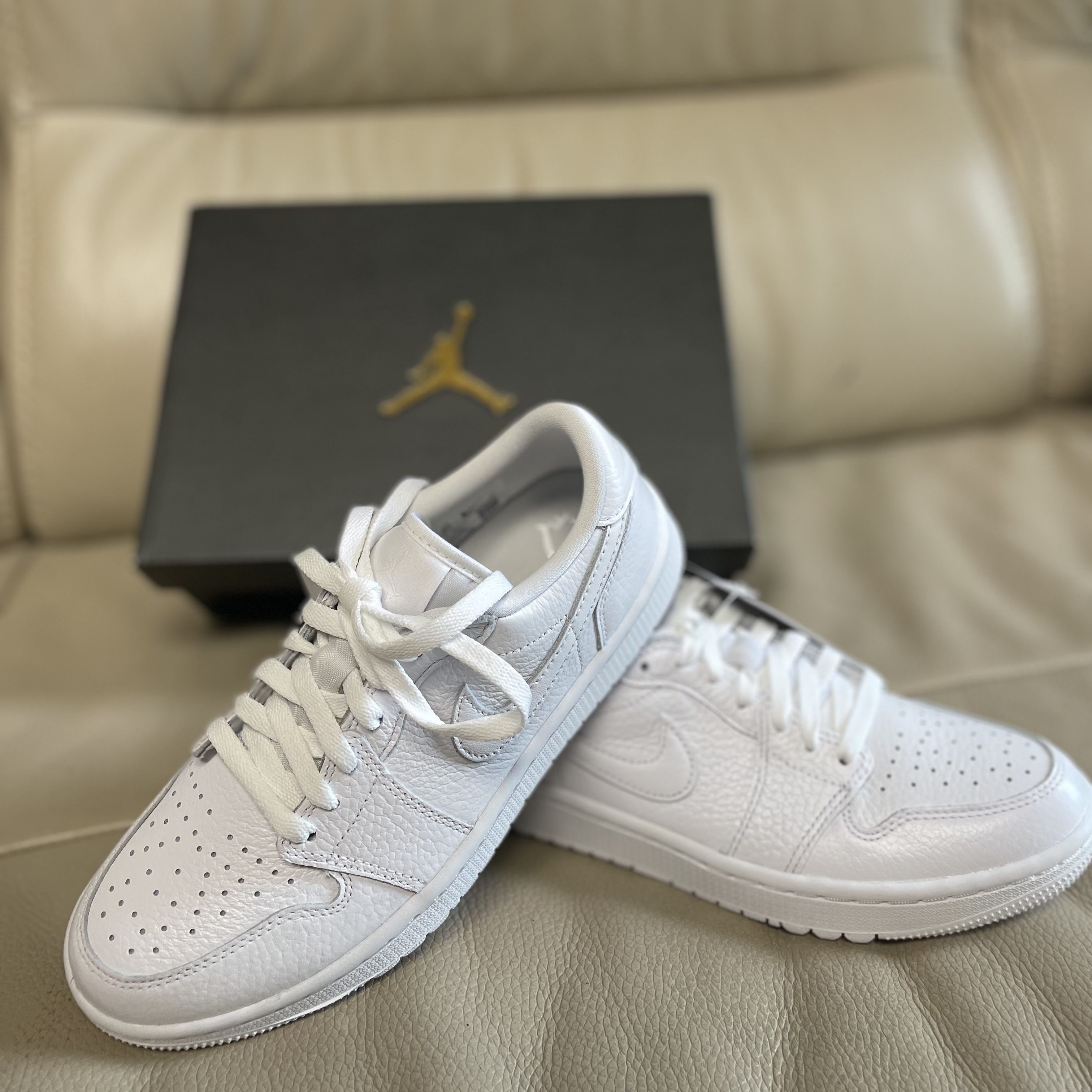 Jordan 1 Low Golf Triple White 착용 스타일 - 2