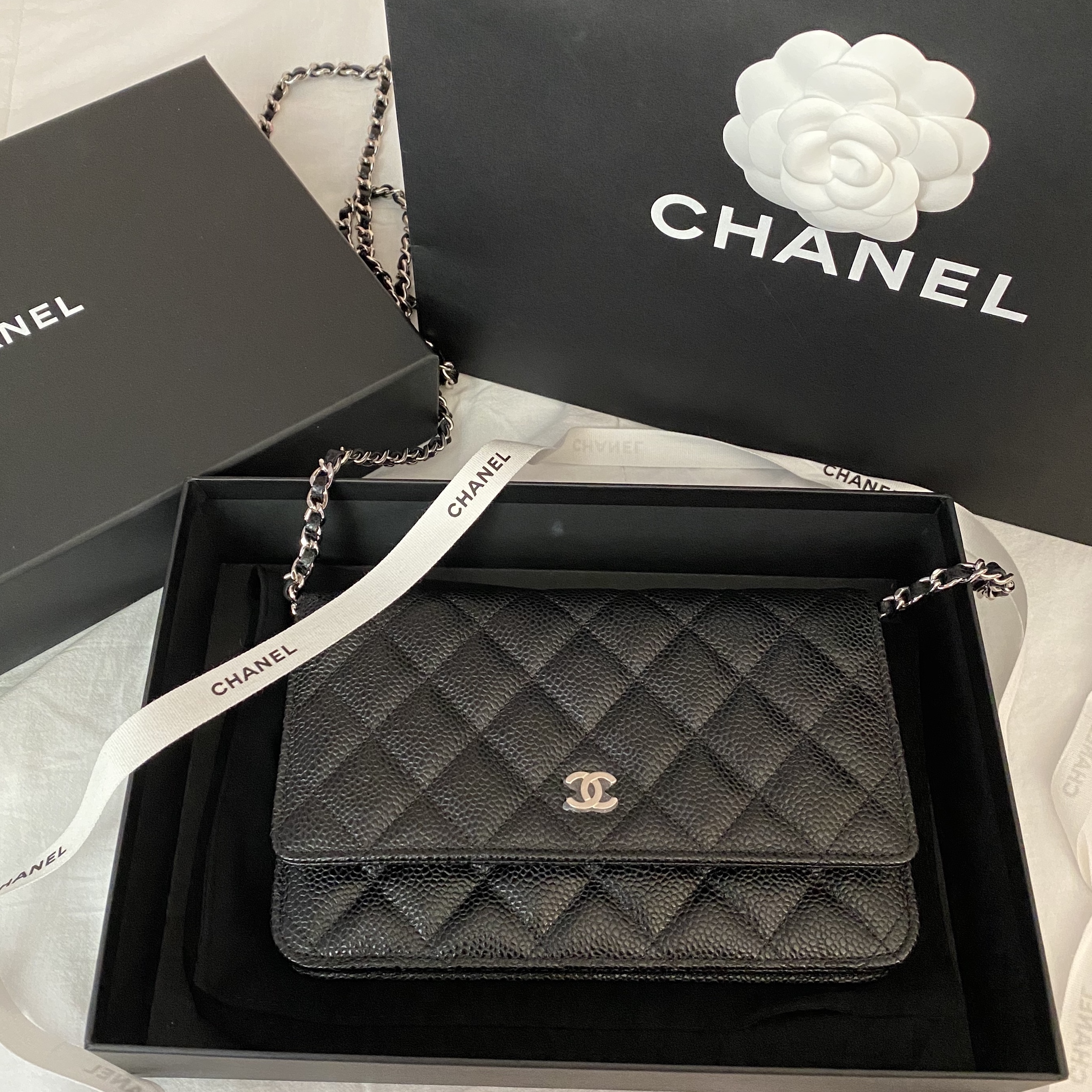 Chanel Classic Wallet On Chain Grained Calfskin & Silver Black 착용 스타일