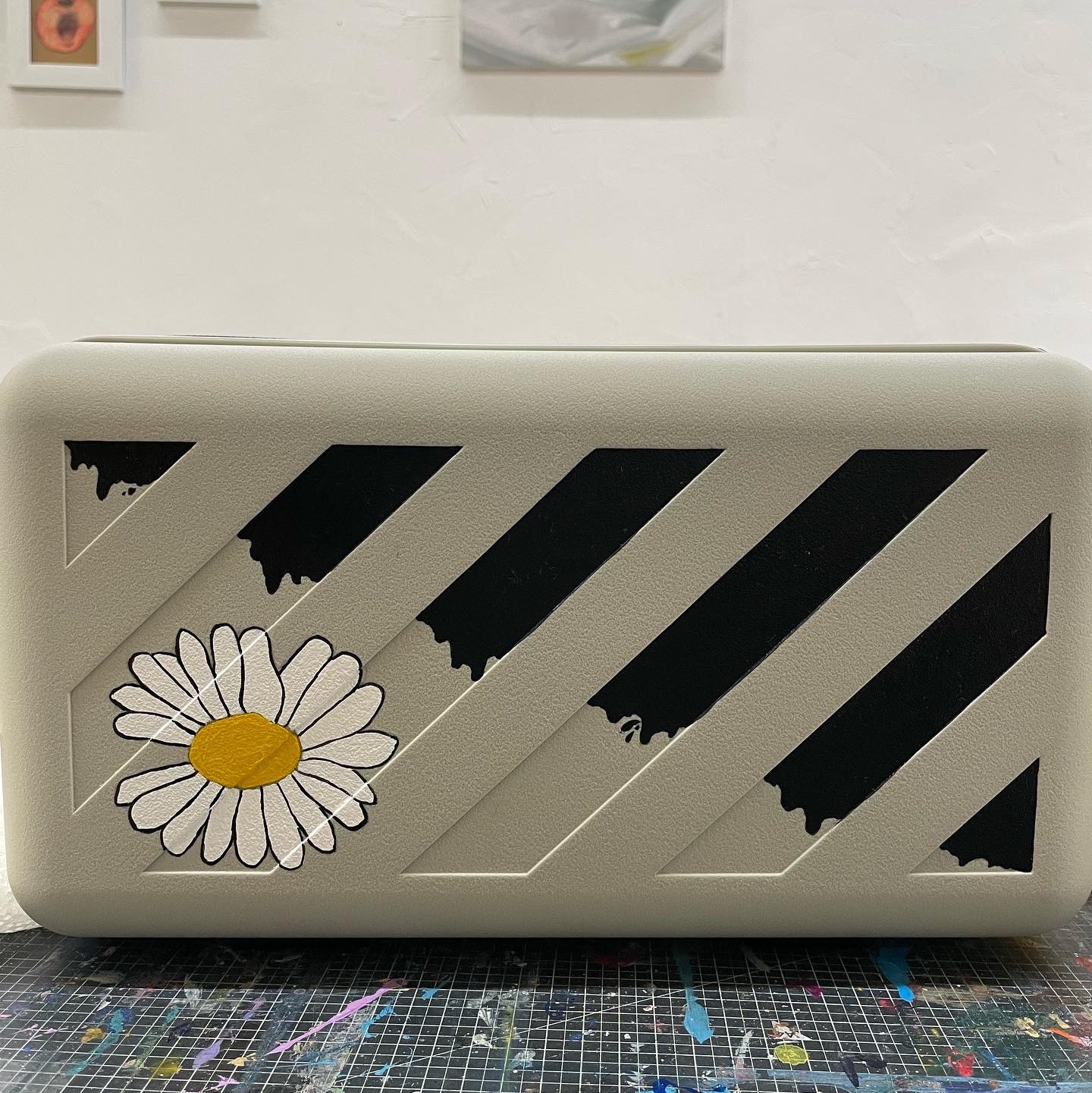 Off-White x Amore Pacific Protection Box (Without Cosmetics) 착용 스타일 - 3