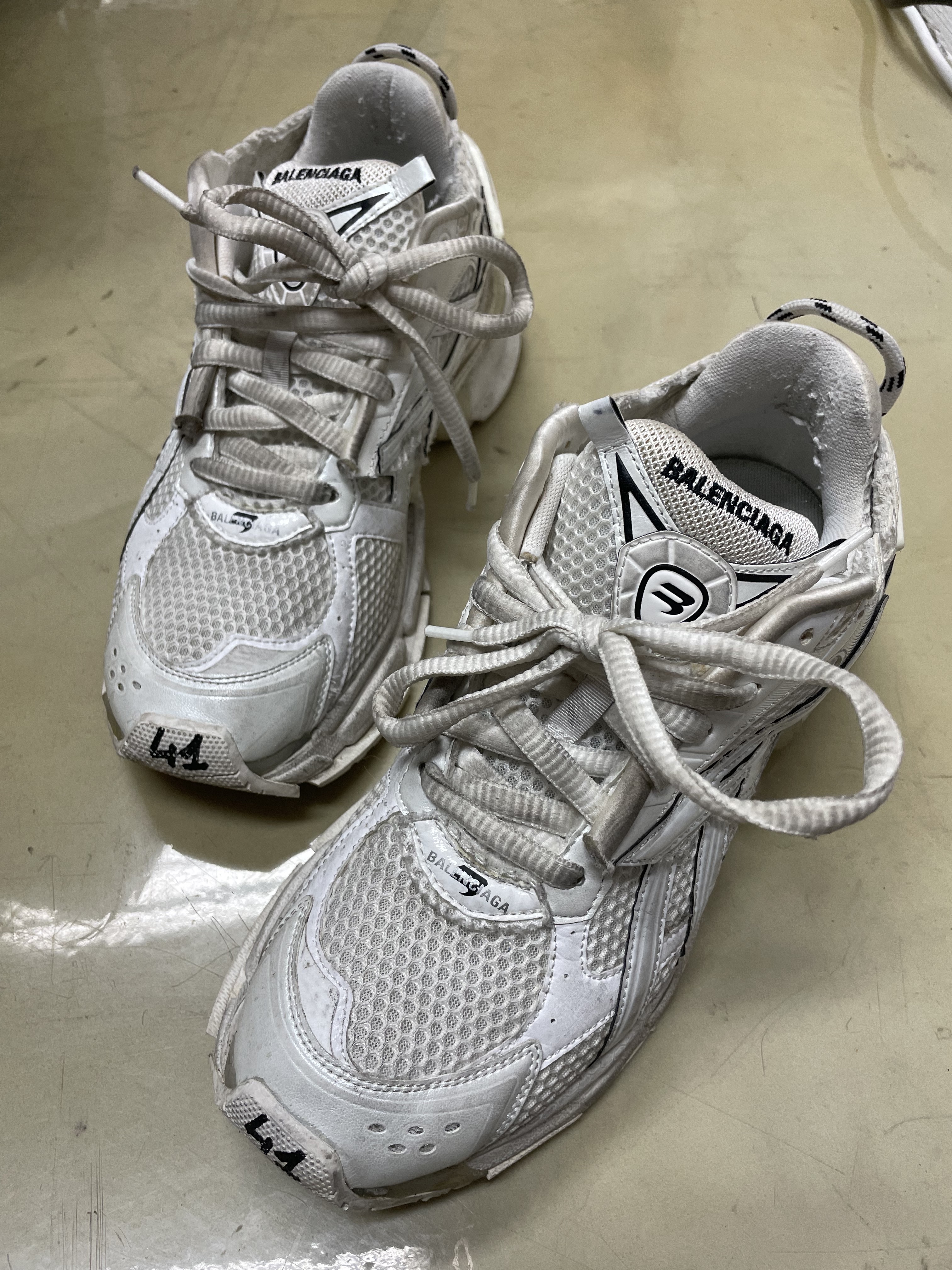 Balenciaga Runner Sneakers White 착용 스타일