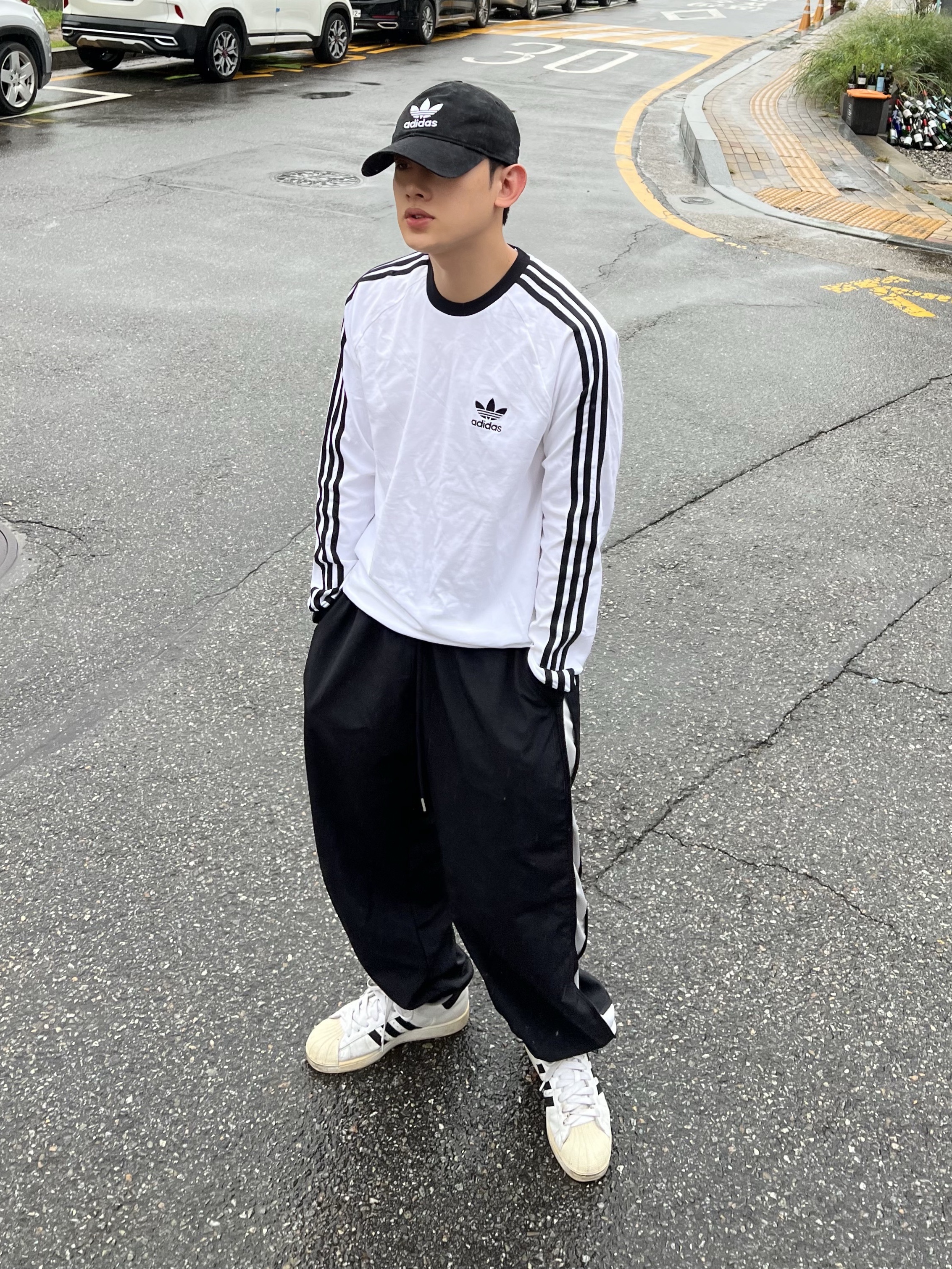 Adidas Superstar Premium White Black 착용 스타일 - 1
