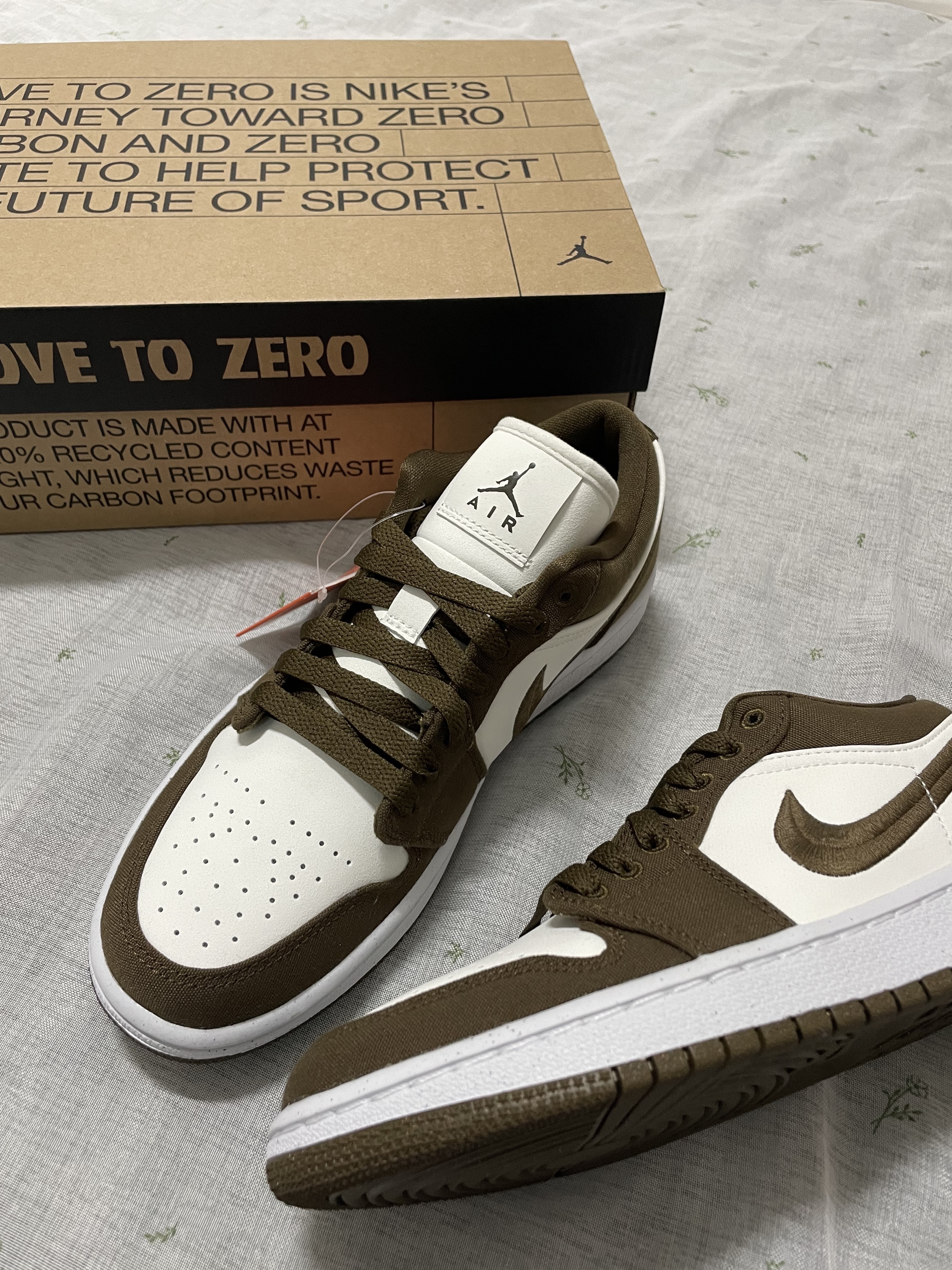 (W) Jordan 1 Low SE Light Olive 착용 스타일 - 1