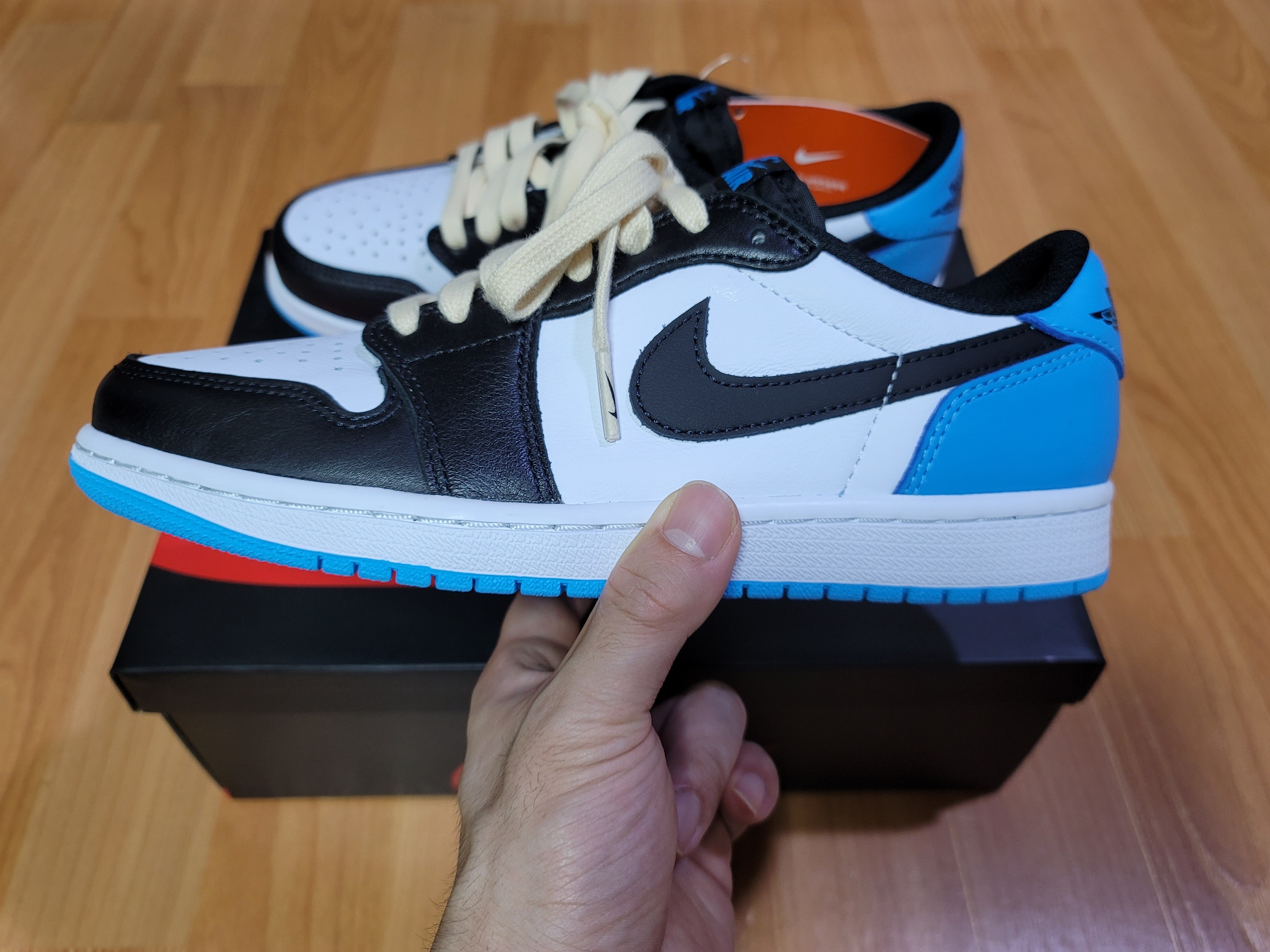 Jordan 1 Retro Low OG Black and Dark Powder Blue 착용 스타일