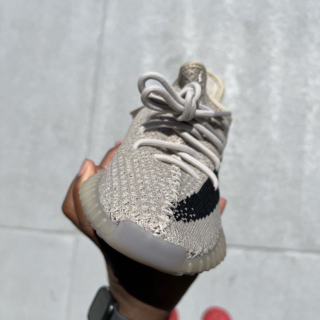 Adidas Yeezy Boost 350 V2 Slate Core Black 2022/2023 착용 스타일 - 1
