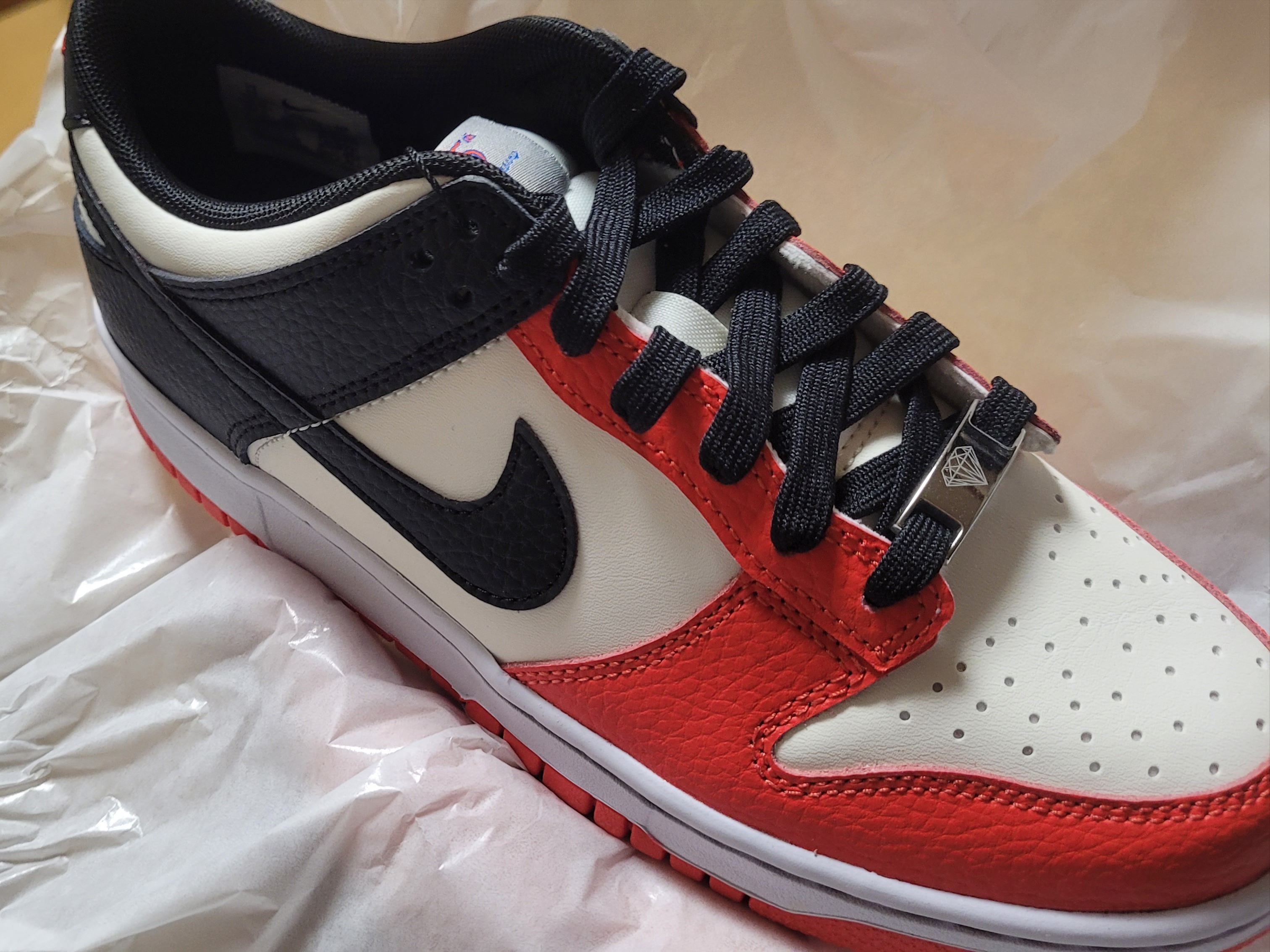 Nike x NBA Dunk Low Retro EMB Black and Chile Red 착용 스타일