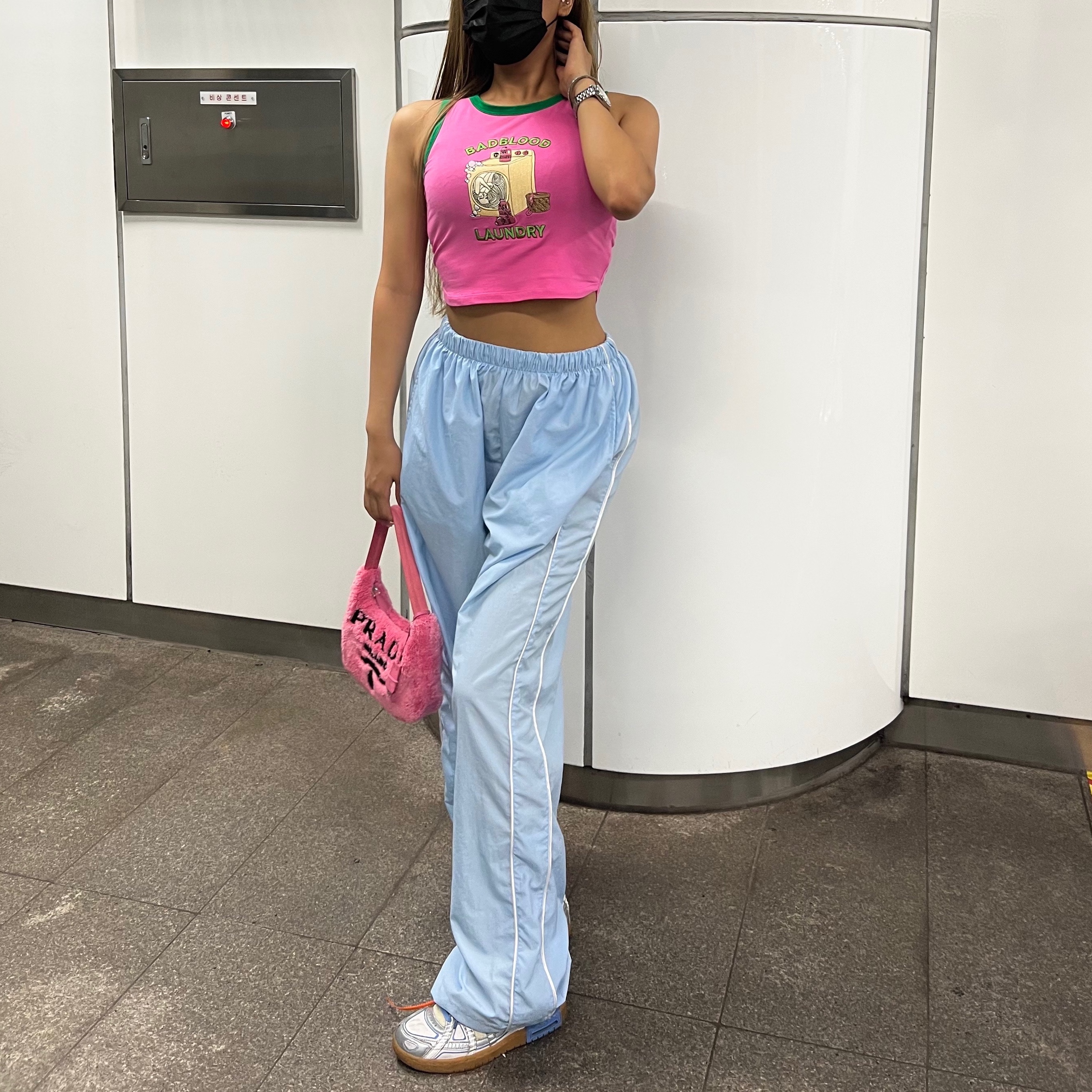 (GS) Jordan 1 Mid SE Diamond, Prada Re-Edition 2000 Terry Mini Bag Petal Pink 착용 스타일 - 3