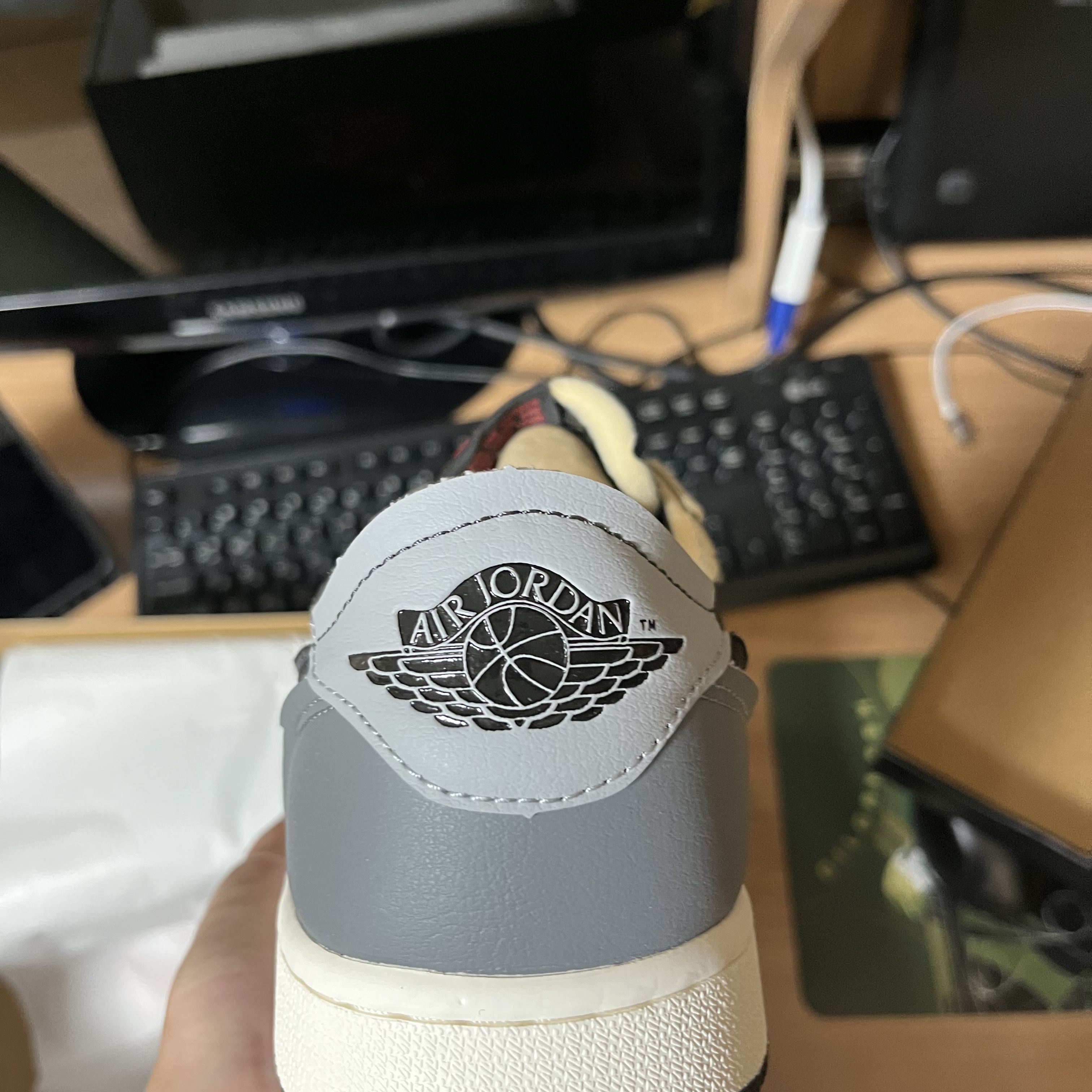Jordan 1 Retro Low OG EX Black and Smoke Grey 착용 스타일 - 2