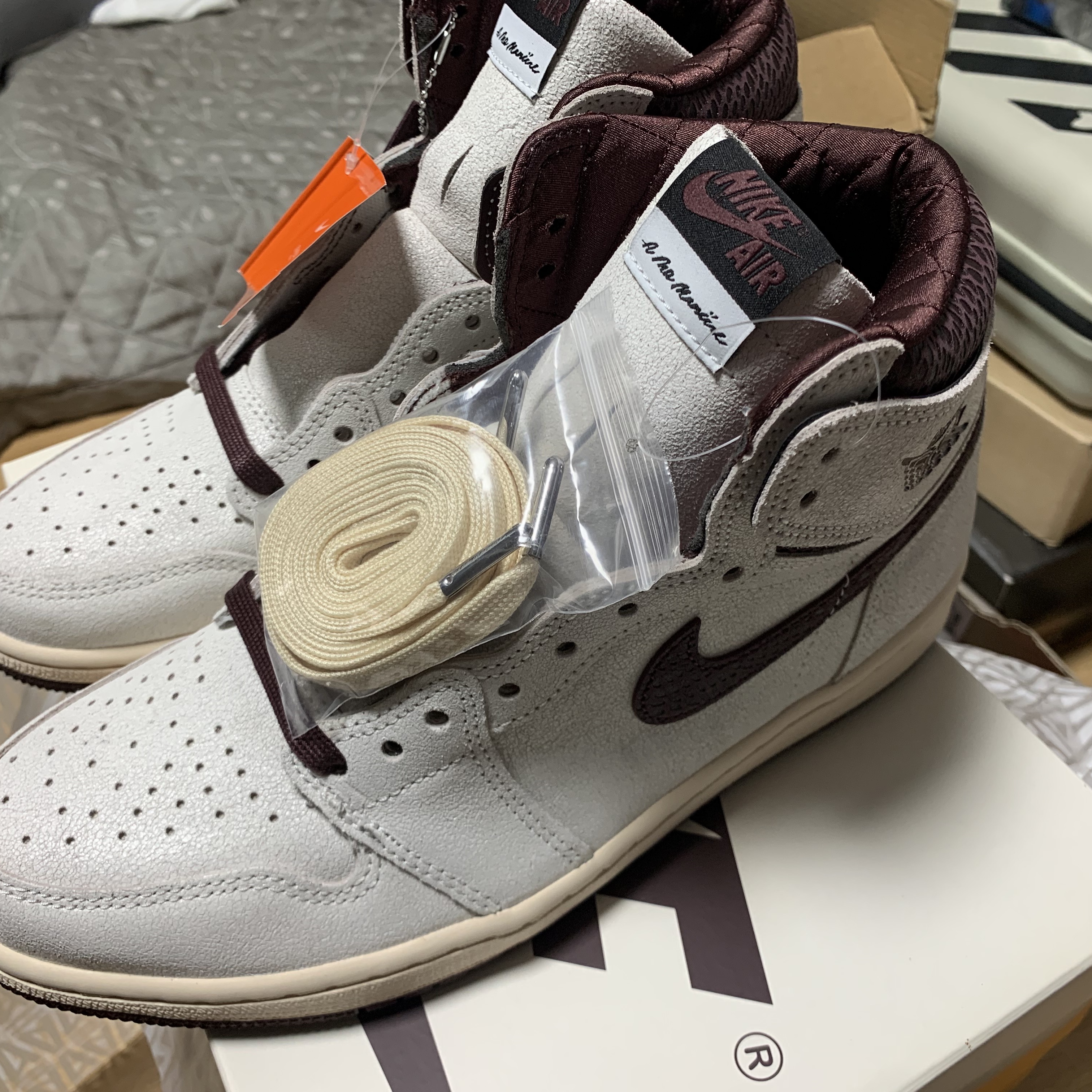 Jordan 1 x A Ma Maniere Retro High OG SP Sail and Burgundy 착용 스타일