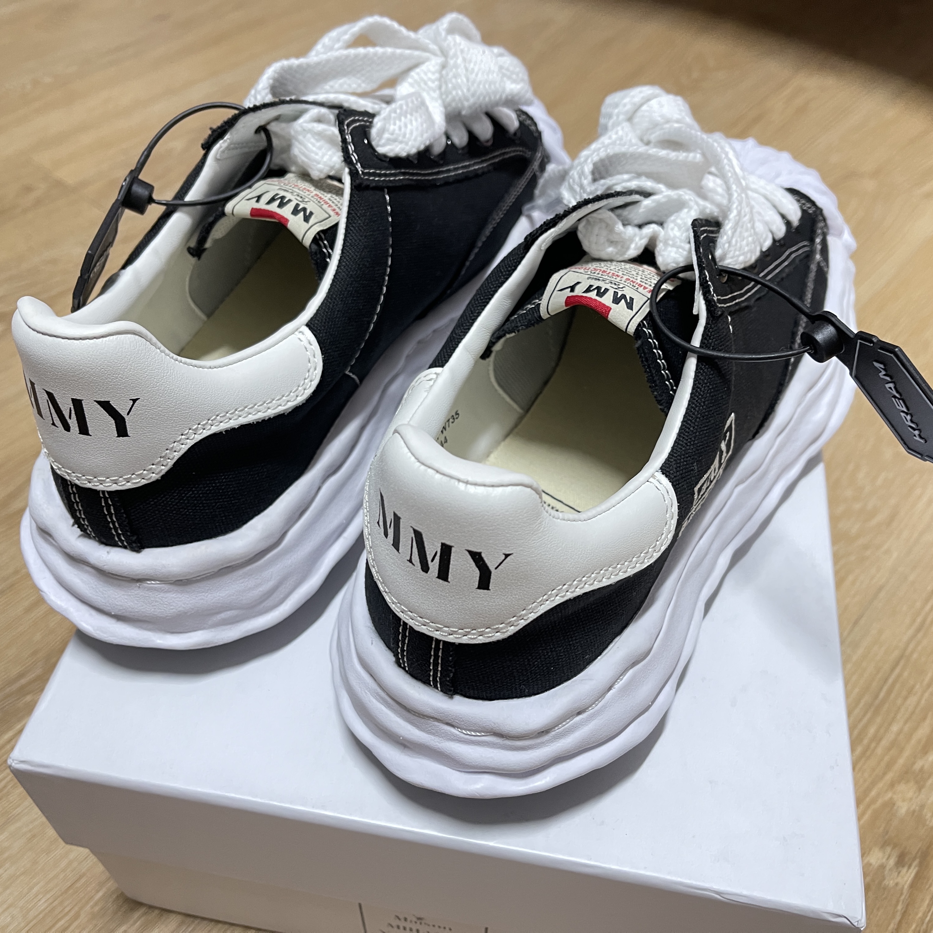 Maison Mihara Yasuhiro Blakey OG Sole Canvas Low-top Sneakers Black White 착용 스타일 - 3