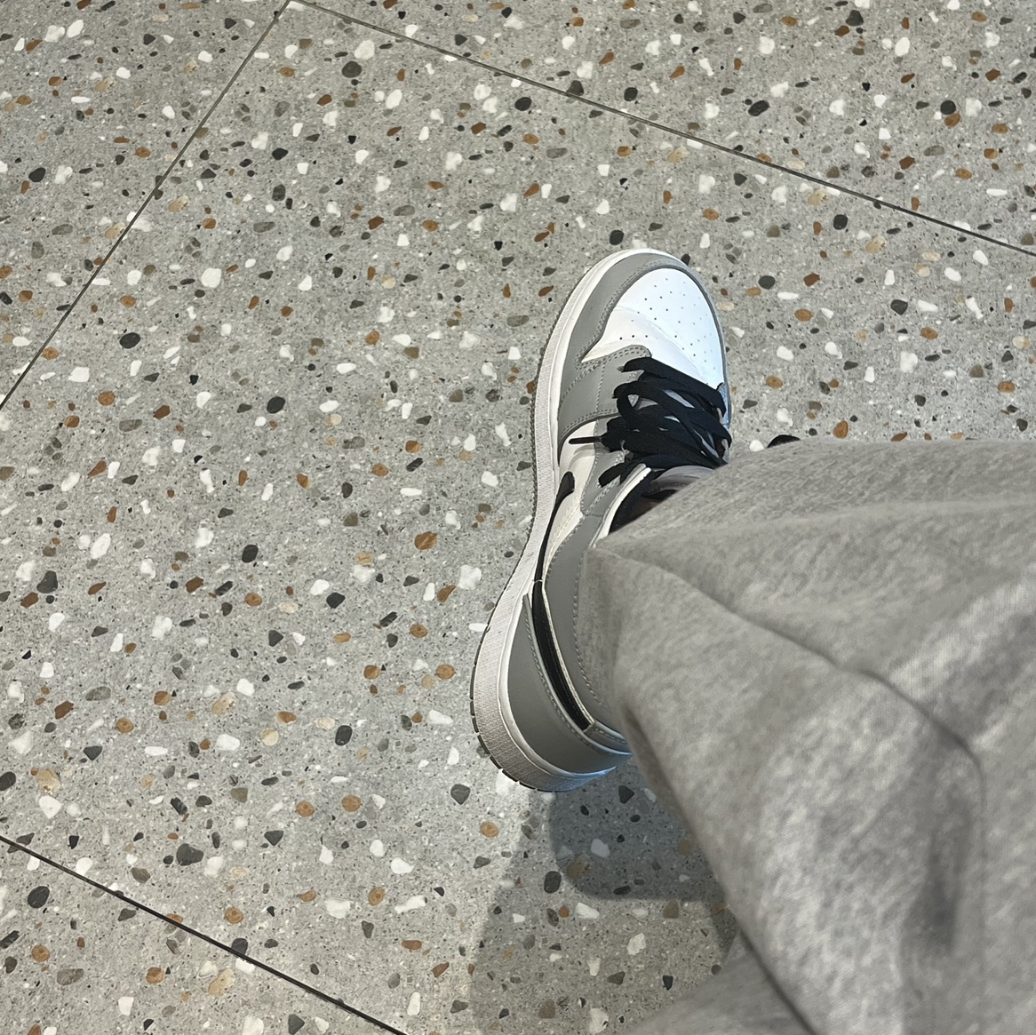 Jordan 1 Mid Light Smoke Grey 착용 스타일 - 2