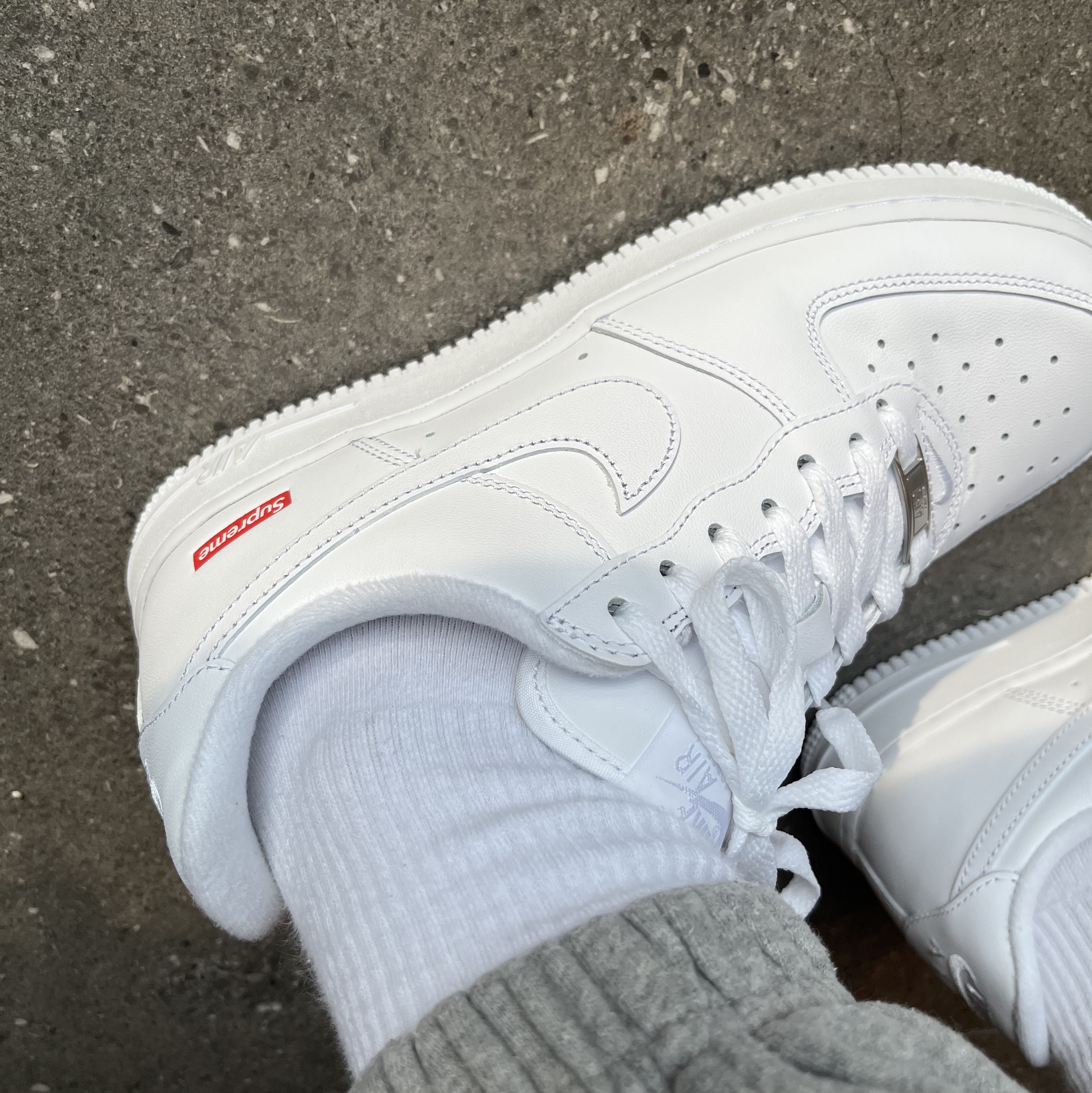 Nike x Supreme Air Force 1 Low White, Maison Mihara Yasuhiro Blakey OG Sole Leather Low-top Sneakers Black 착용 스타일 - 2