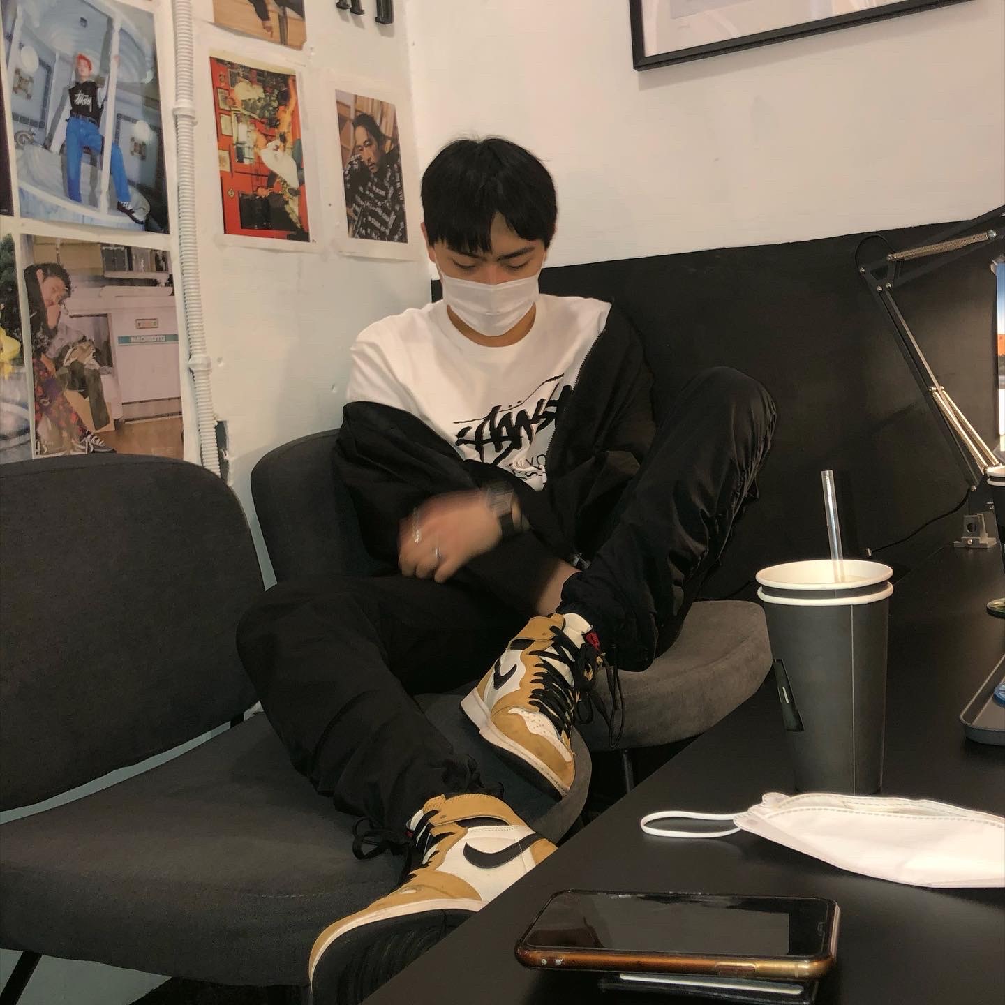 Jordan 1 Retro High Rookie of the Year, Stussy World Tour T-Shirt White 착용 스타일